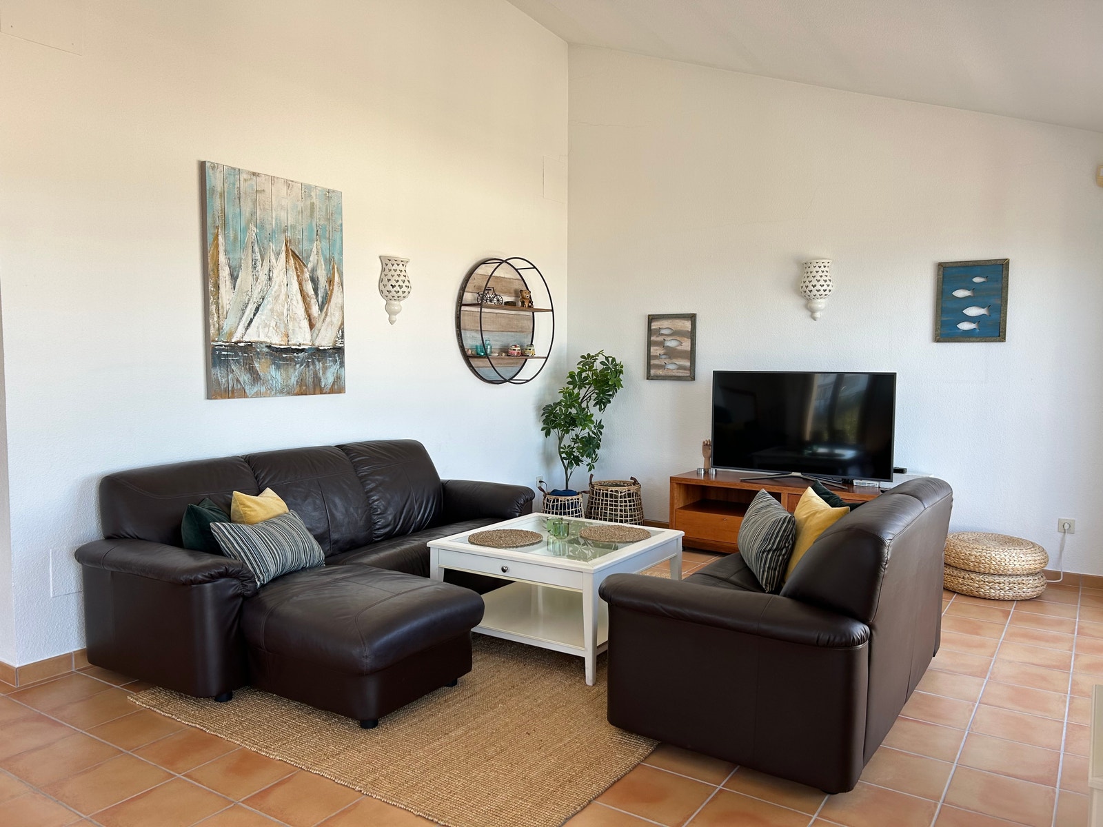 TV-hjørne med komfortable skinnsofaer. Galleribilde