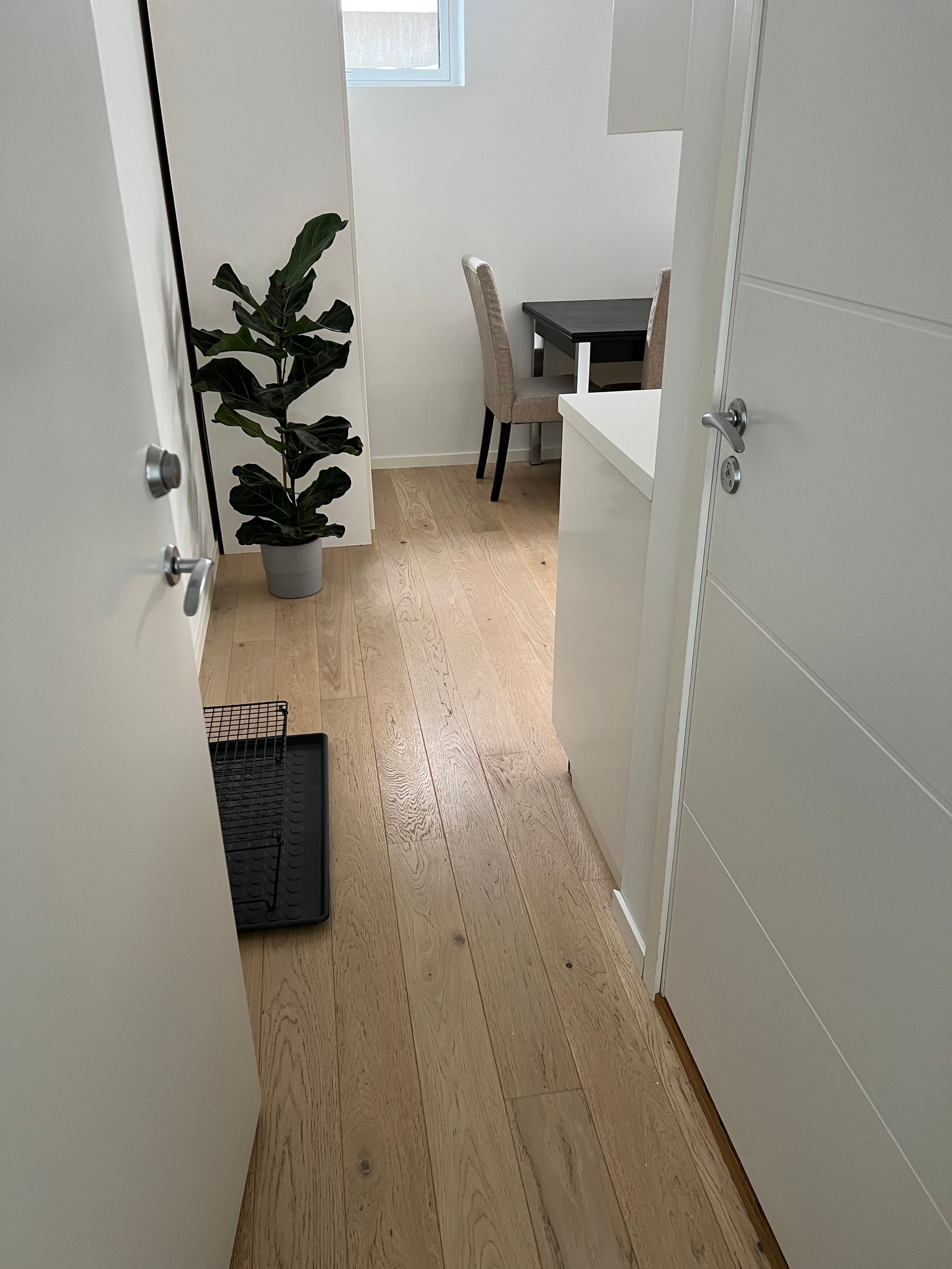 Gangen, med dør inn til bad på høyre side. I dag står det også et klesstativ her til å henge jakker etc. Plass til å sette inn annet oppbevaringsmøbel om ønskelig (kommode f.eks.) Galleribilde