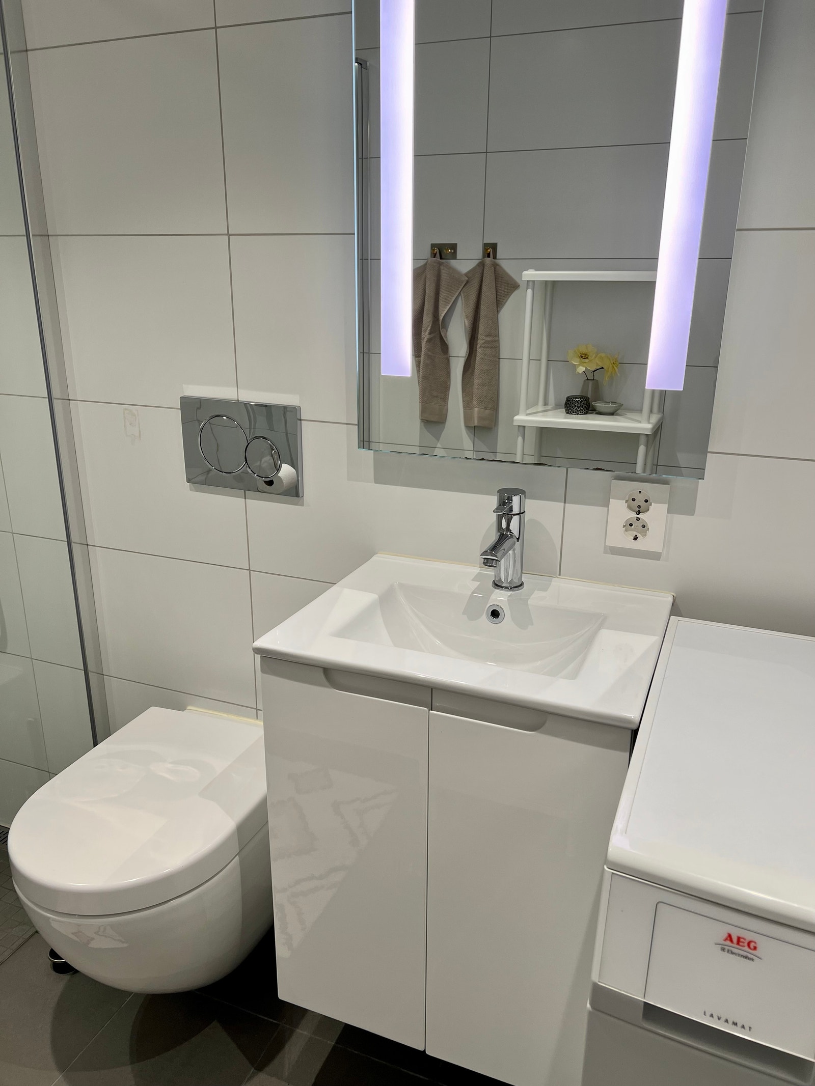 Stort og pent bad med varmekabler og vaskemaskin Galleribilde