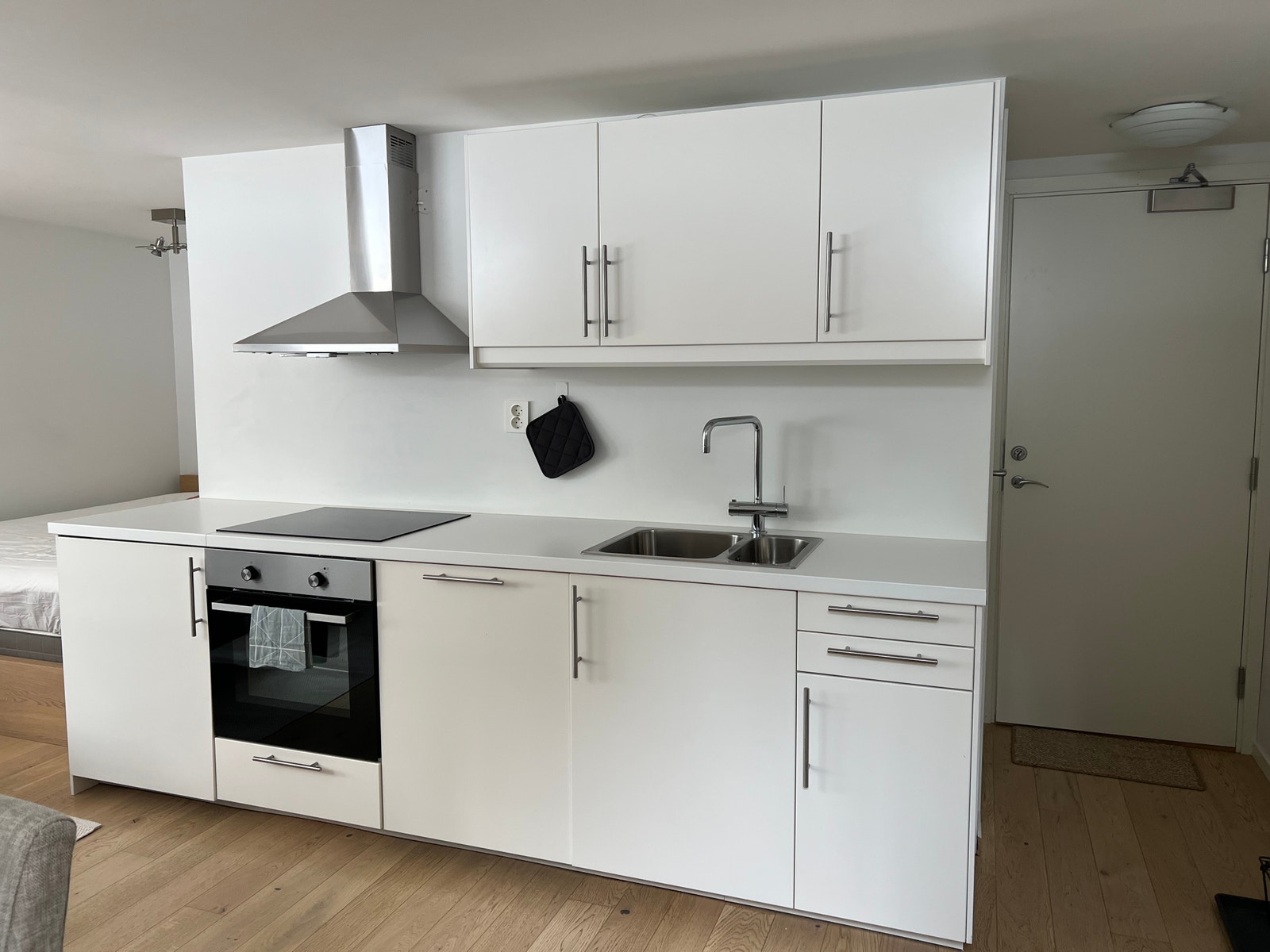 Pent kjøkken - fullt utstyrt og med oppvaskmaskin og kjøleskap med fryser. Flytt rett inn! Merk at det kun er avtrekk med kullfilter og ikke rett ut. Galleribilde