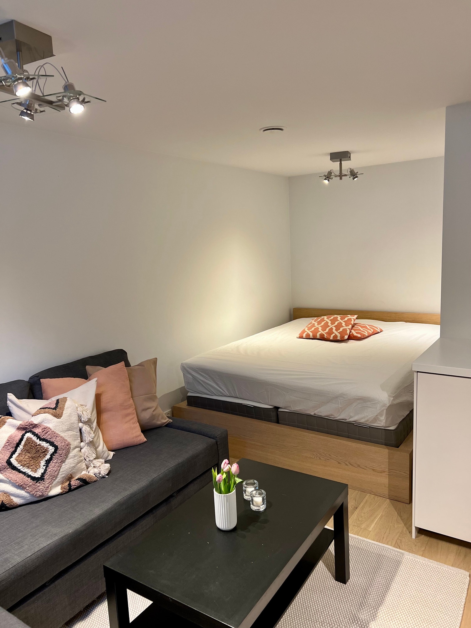 Med sovealkove. Dyne og pute medfølger ikke. Galleribilde