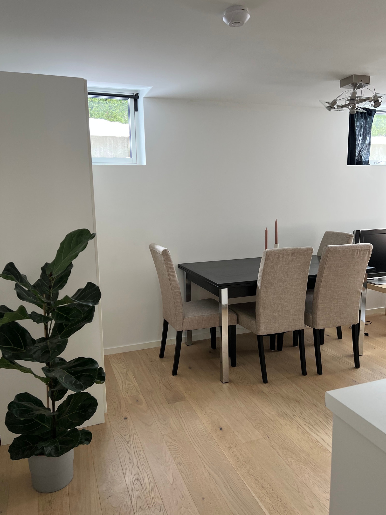 Koselig spisekrok, evt kombinert hjemmekontor eller gamingbord? Galleribilde