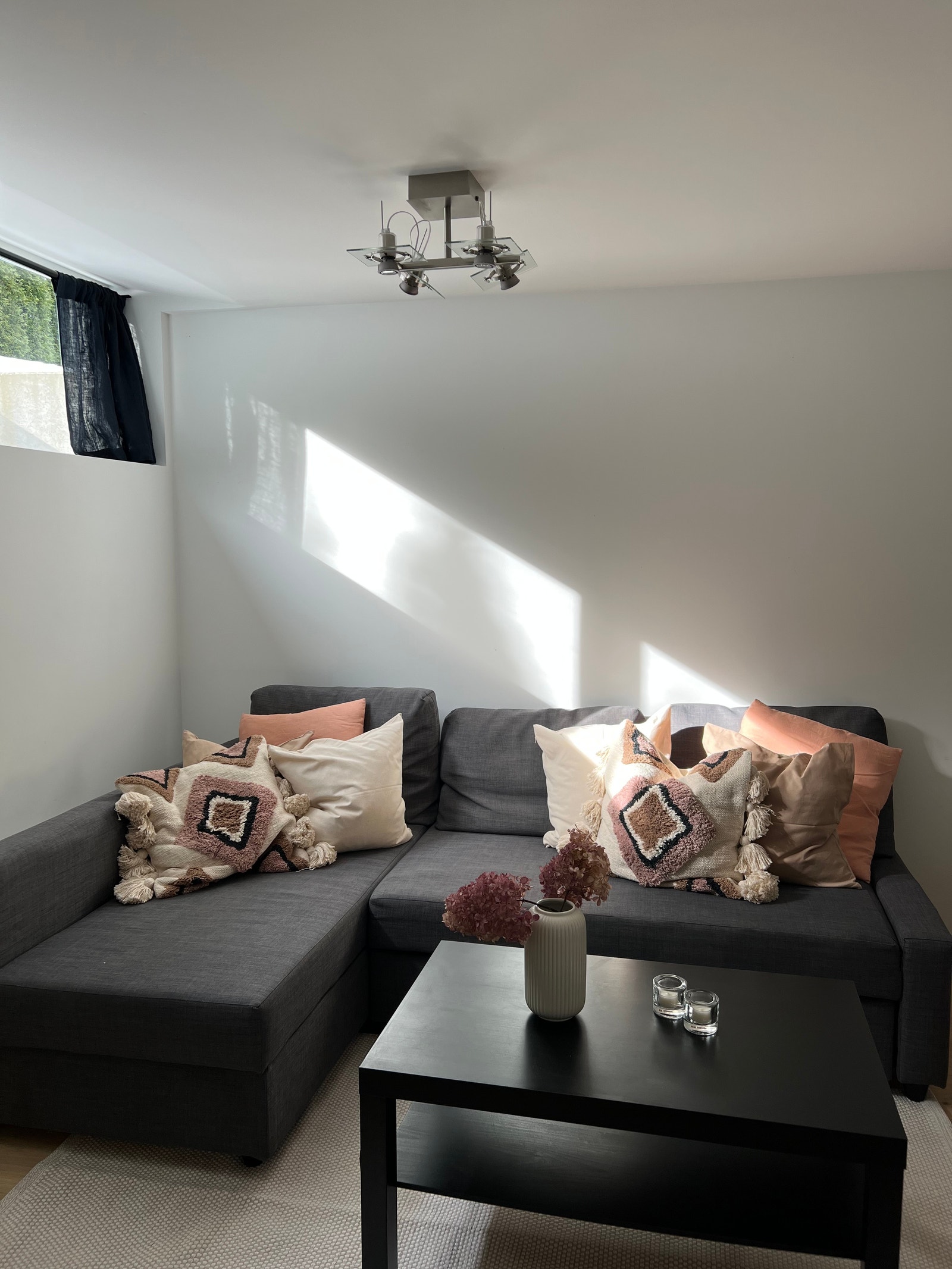 Godt lysinnslipp i oppholdsrommet. Etter at bildene er tatt, er de sorte gardinene på vinduene byttet ut med hvite, lystette plisségardiner. Galleribilde