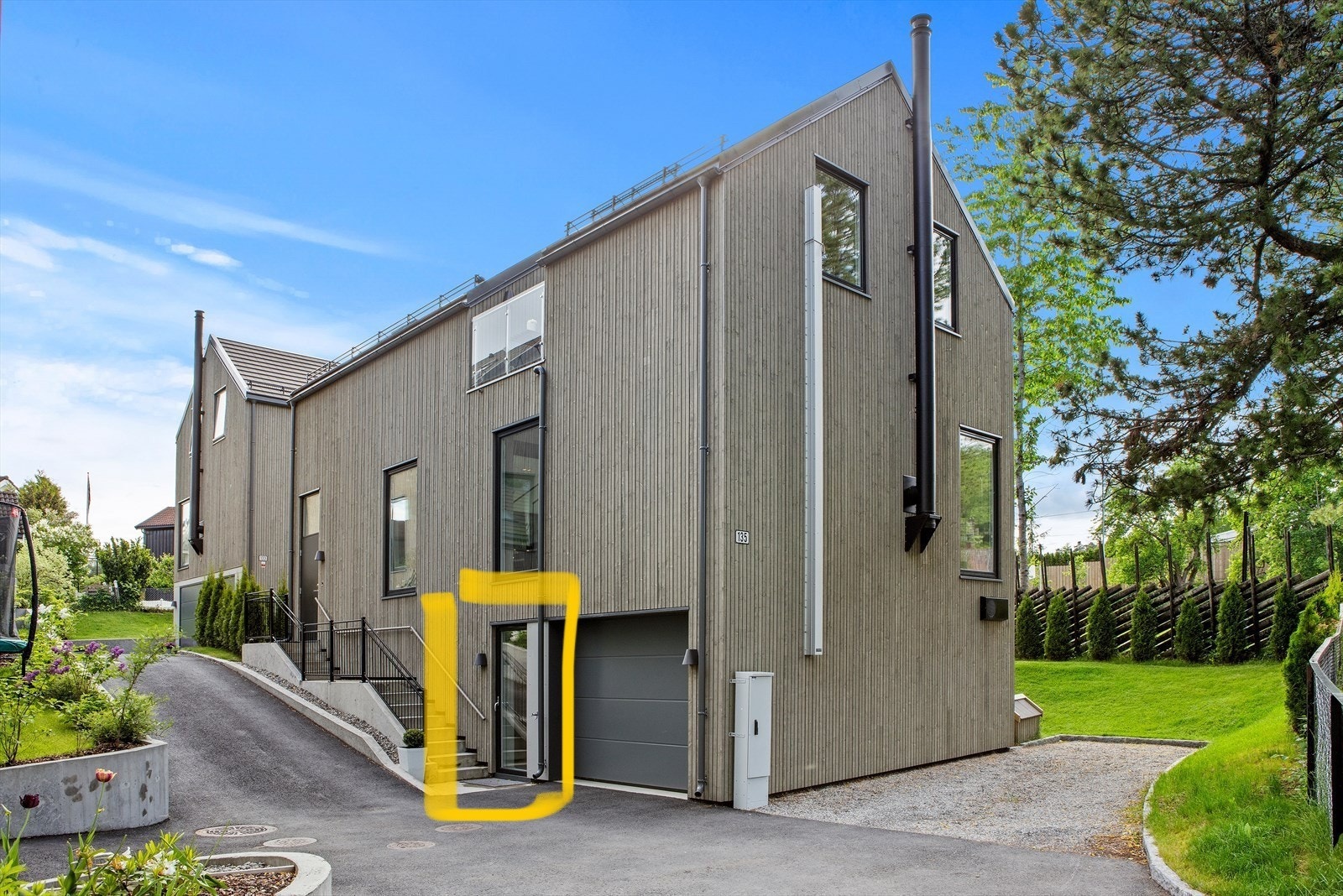 Inngang til hybel, via felles biinngang til hovedhuset. Galleribilde