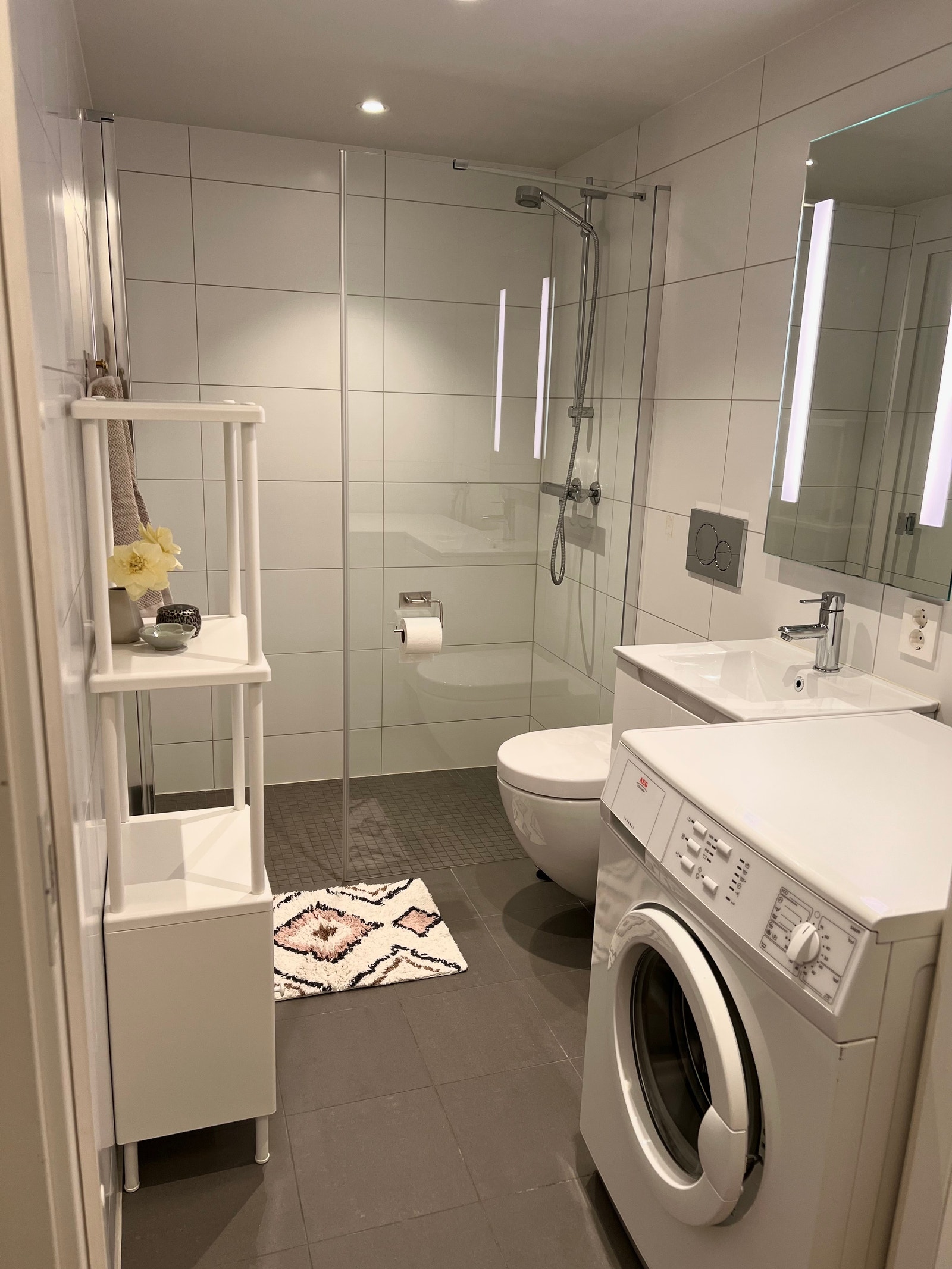 Stort og pent bad fra 2018 med varmekabler og vaskemaskin Galleribilde