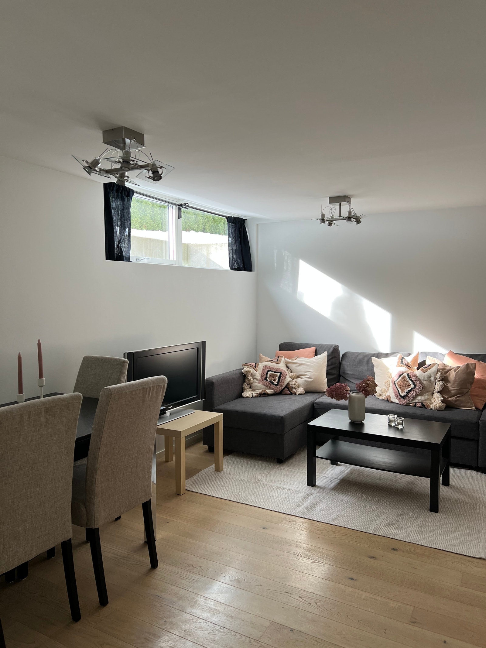 Hyggelig og effektivt oppholdsrom med plass til både sofakrok, spiseplass og skap Galleribilde