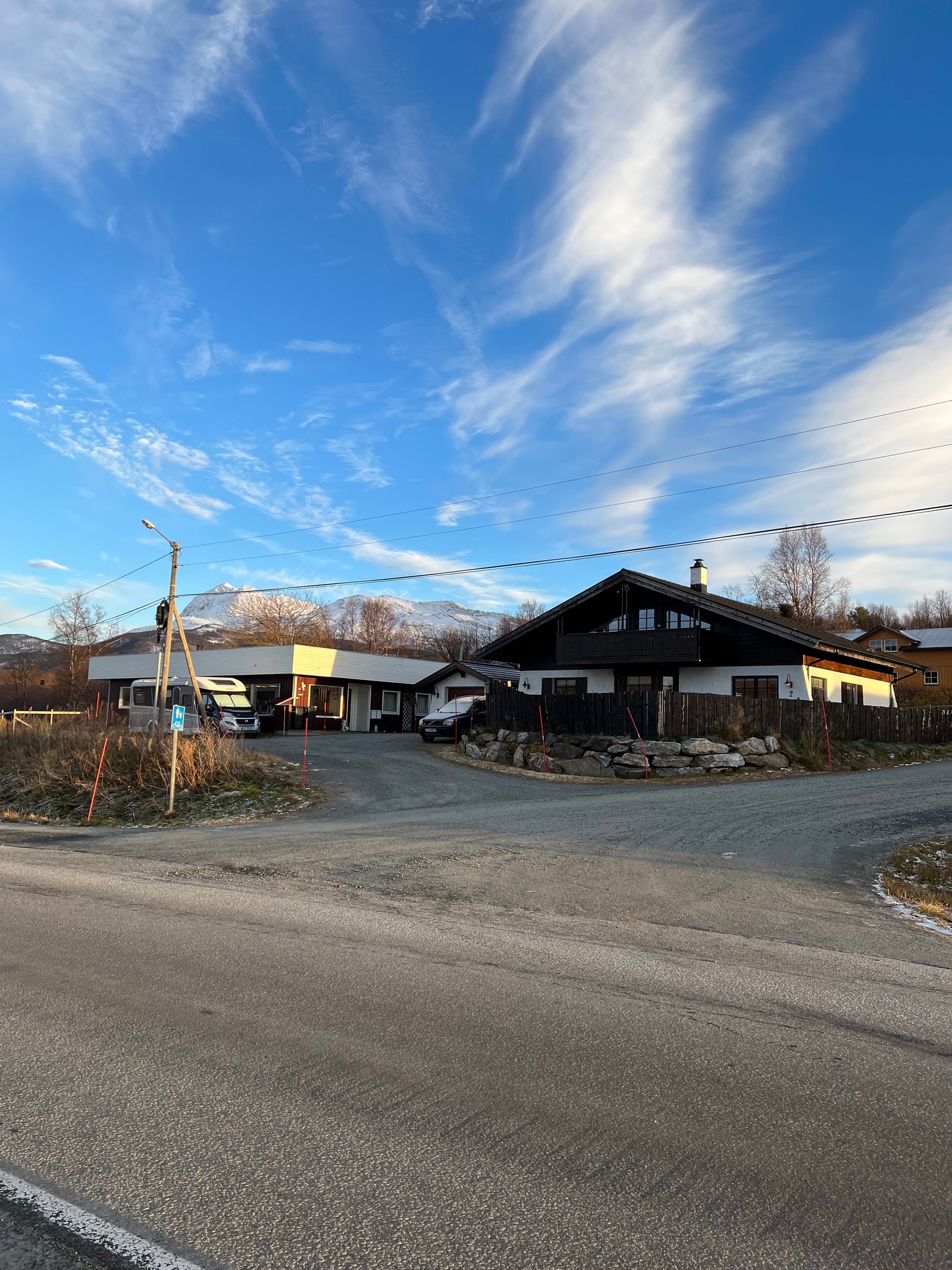 Tyrolerhuset til høyre i bildet. Galleribilde