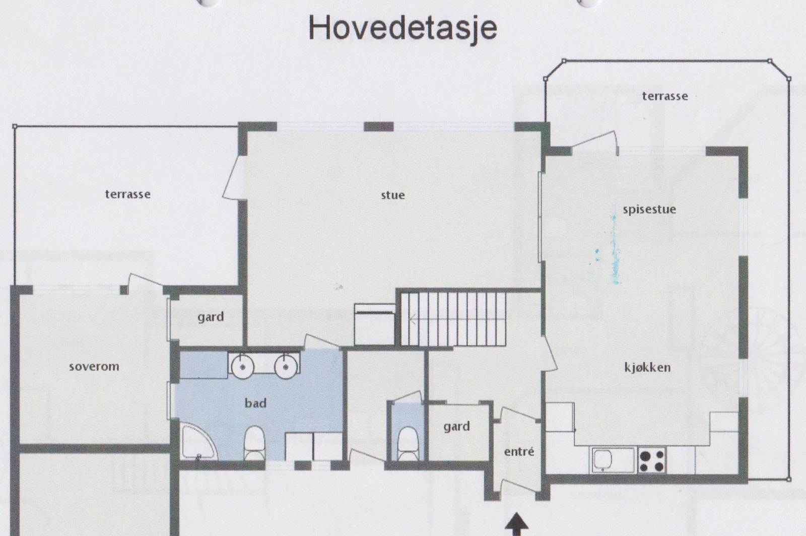 Plantegning av plan med komplett rominnhold rett inn fra gårdsplass Galleribilde