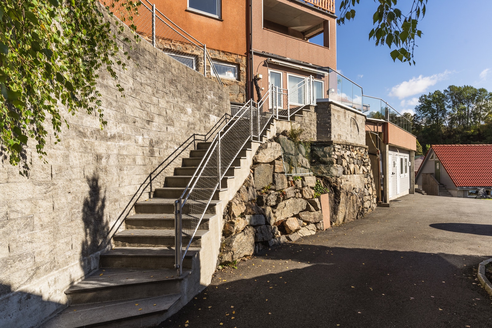 Trapp fra uteplass til strandlinje Galleribilde
