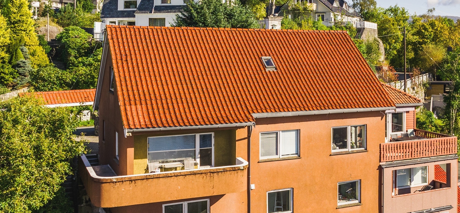 Husfront mot sjø = vestvendt Galleribilde