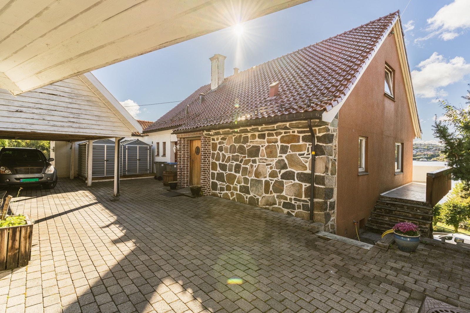 gårdsplass 1 (med inngangsdør og trapp til balkong) Galleribilde