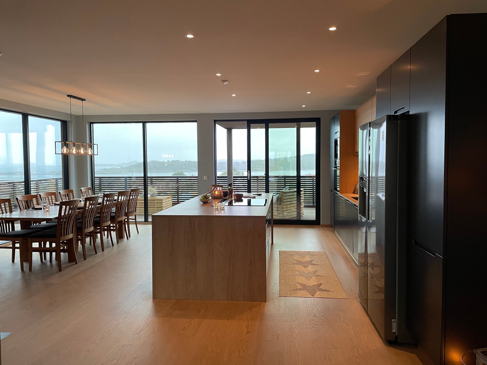 Kjøkken med utsikt mot havet Galleribilde