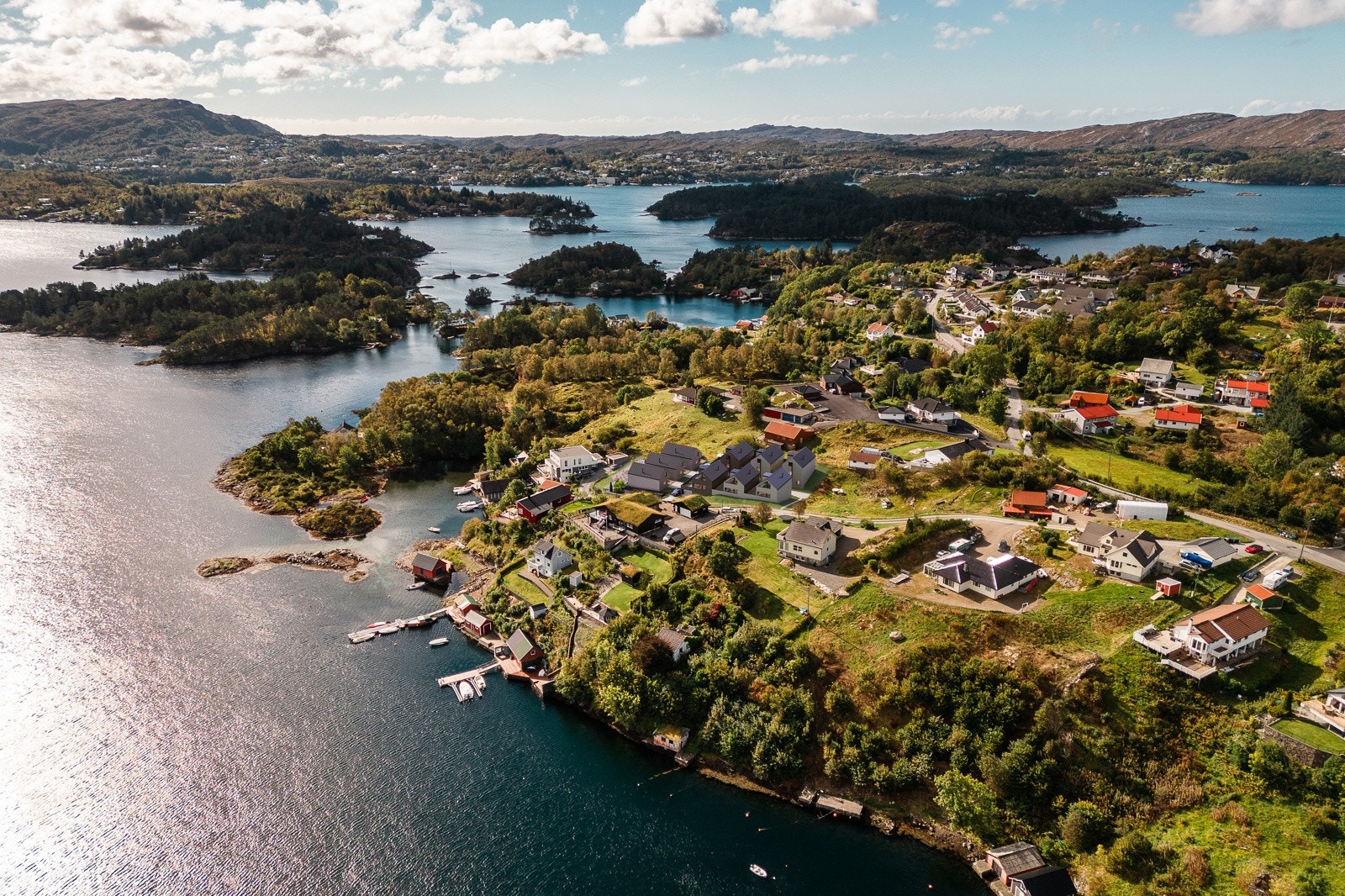 - Til tross for sin naturskjønne beliggenhet vil man likevel ha kort vei til alt av hverdagens servicetilbud, med sentrum av Sotra bare 5-8 minutter unna - Galleribilde