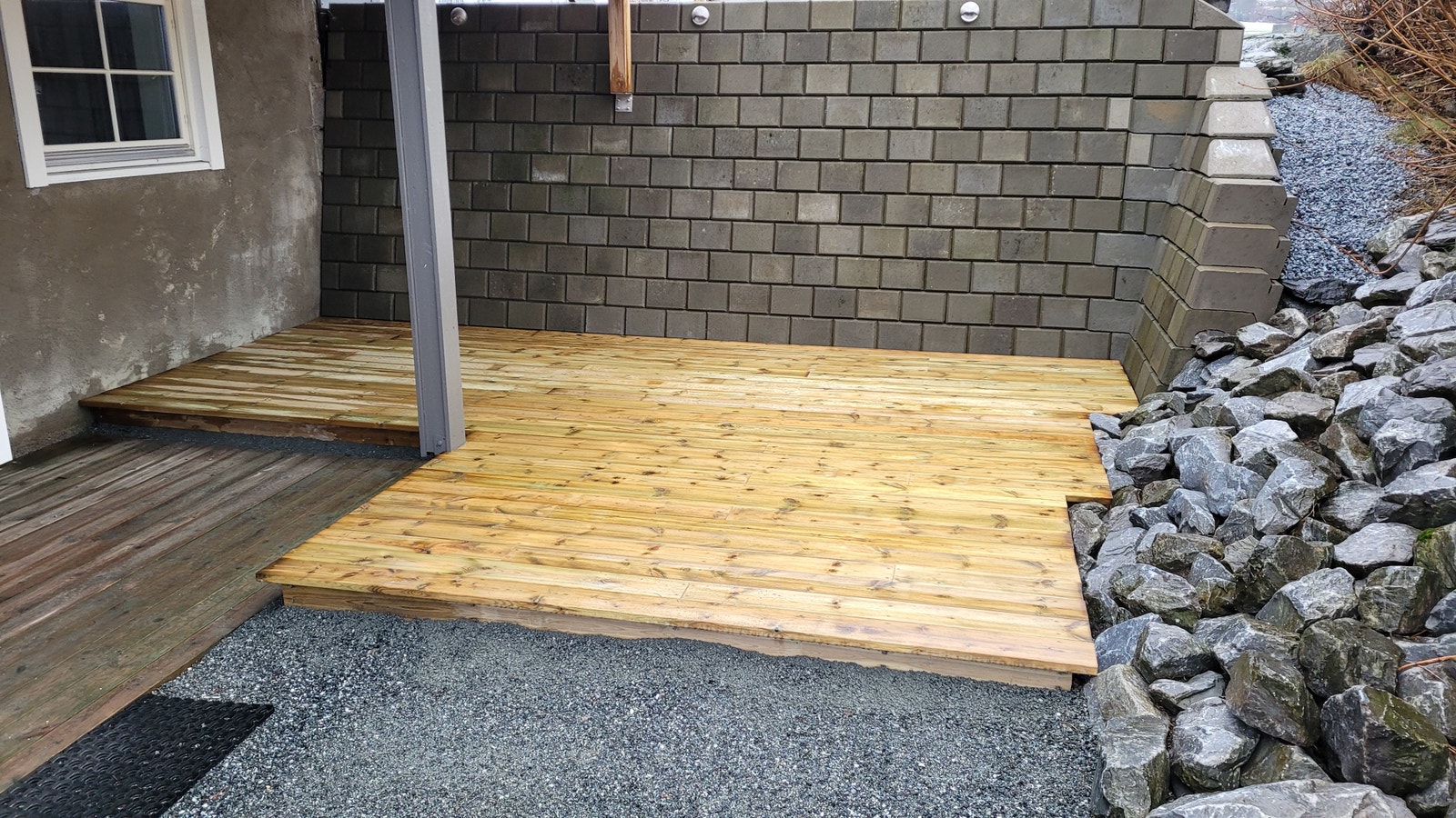 Platting med plass for ute møbler. Galleribilde