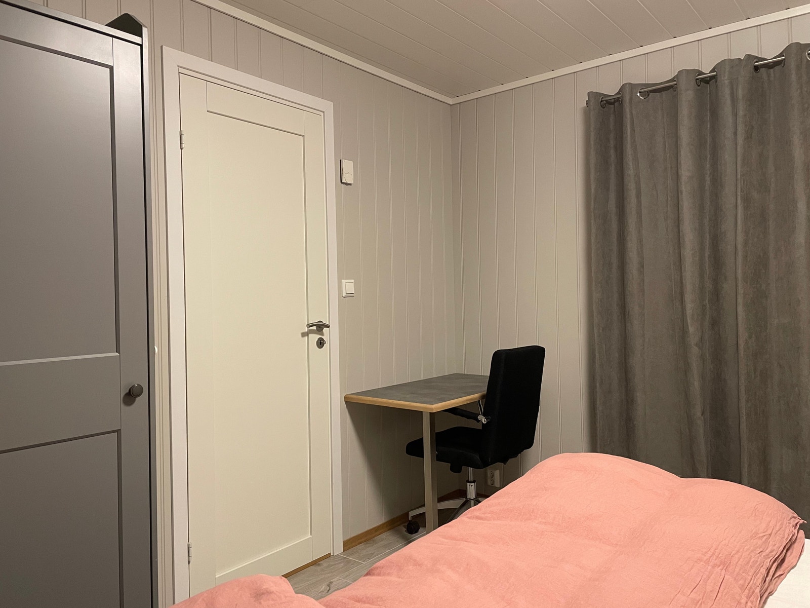 Hovedsoverom m/arbeidsplass Galleribilde