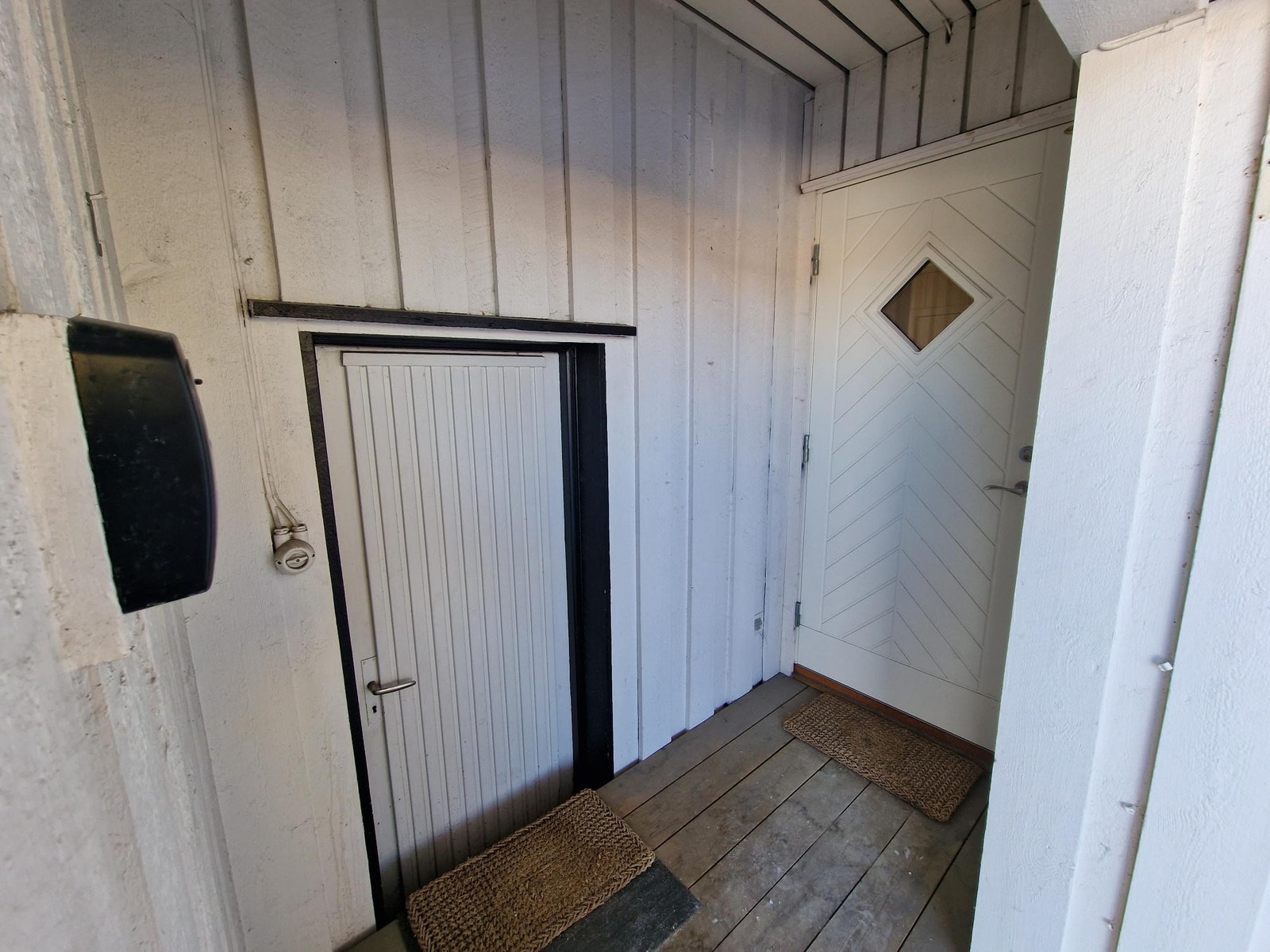 Skjermet inngangsparti med egen bod. Galleribilde