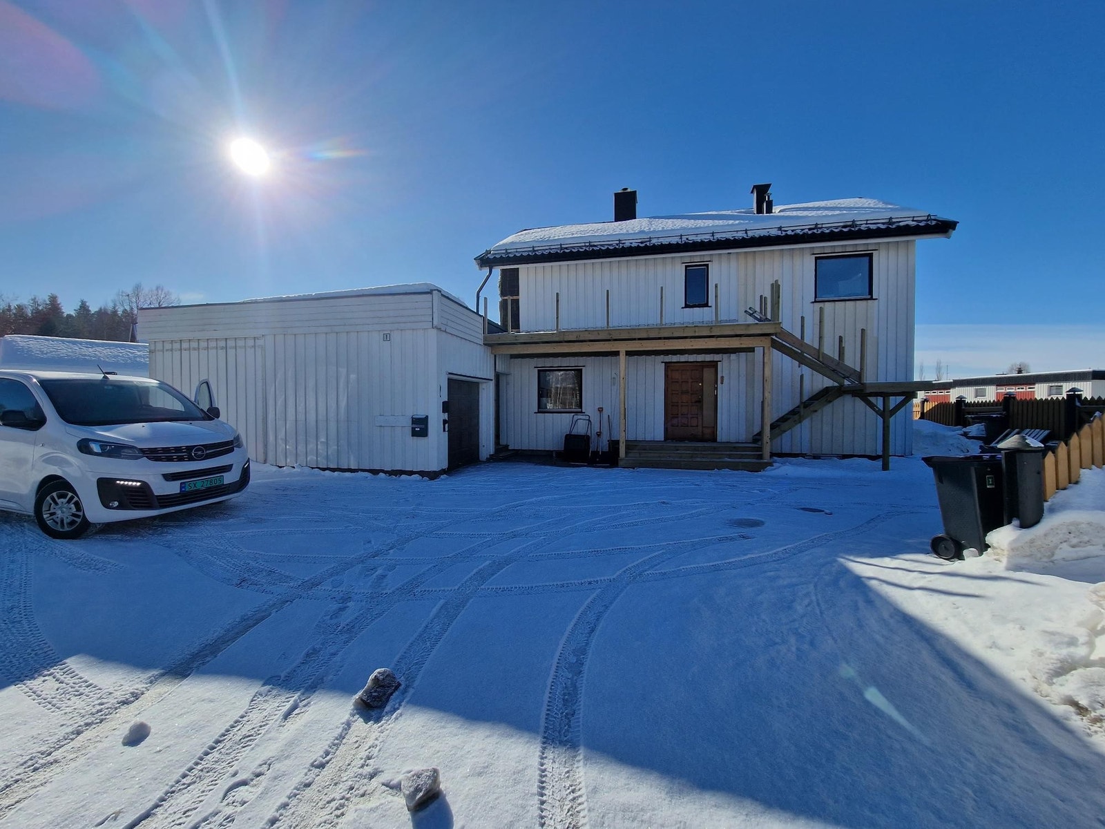 Stor oppkjørsel med god plass til parkering. Leilighetens inngang er på høyre side av garasjeporten Galleribilde