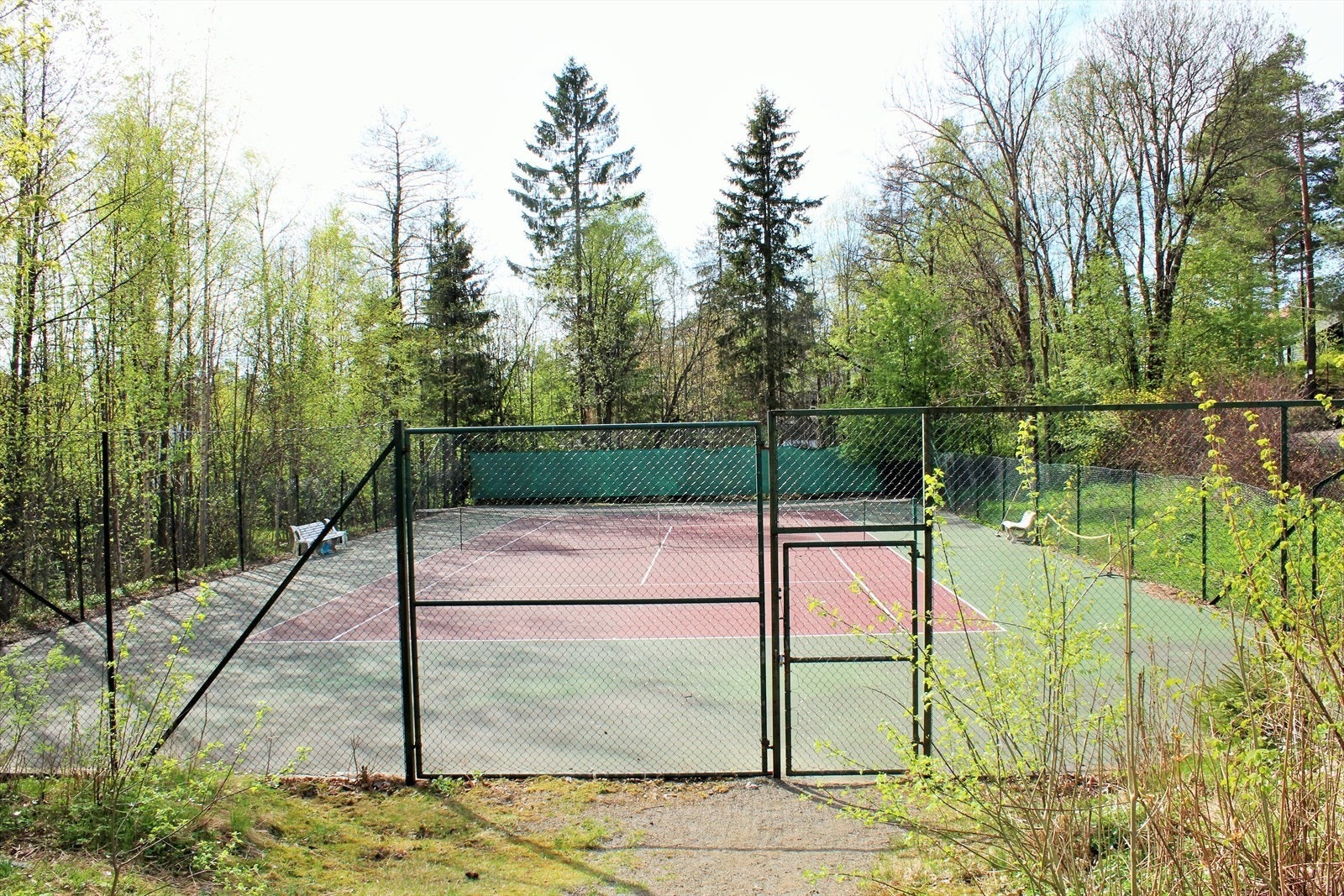 Områdebilde fra den privat tennisklubben på Ullernåsen. Kun 2 - 3 minutters gange fra eiendommen. Galleribilde