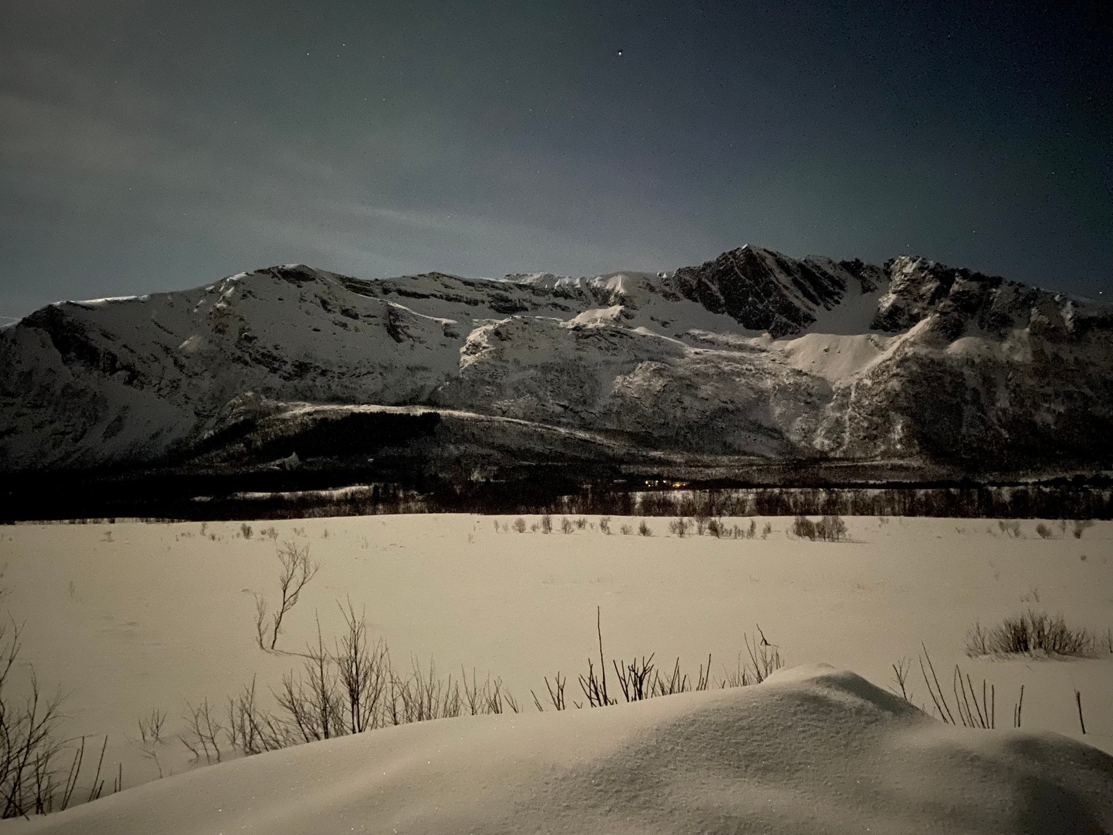 Vinteridyll - eiendommen sett fra nord - mars 2023 Galleribilde