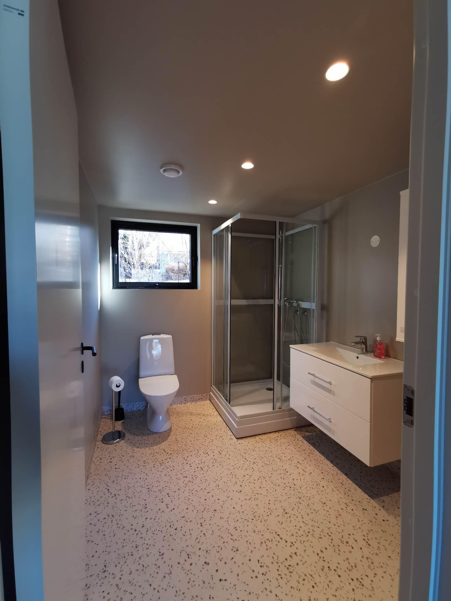 Romslig og praktisk bad med opplegg til vaskemaskin. Galleribilde