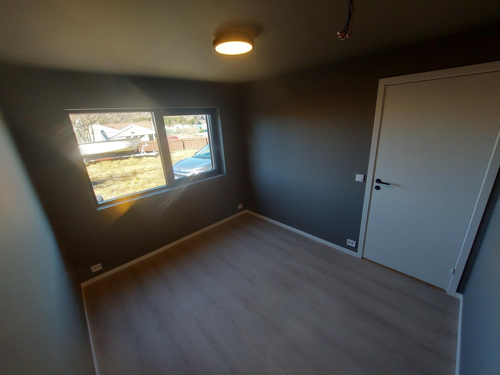 Stort og luftig soverom med sjøutsikt Galleribilde