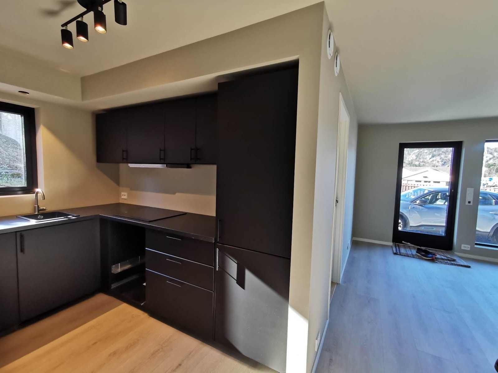 Pen og praktisk kjøkkenkrok med integrerte hvitevarer. Galleribilde