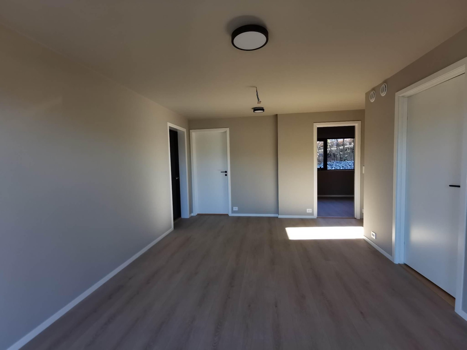 Leiligheten holder god standard og har fine og moderne løsninger Galleribilde