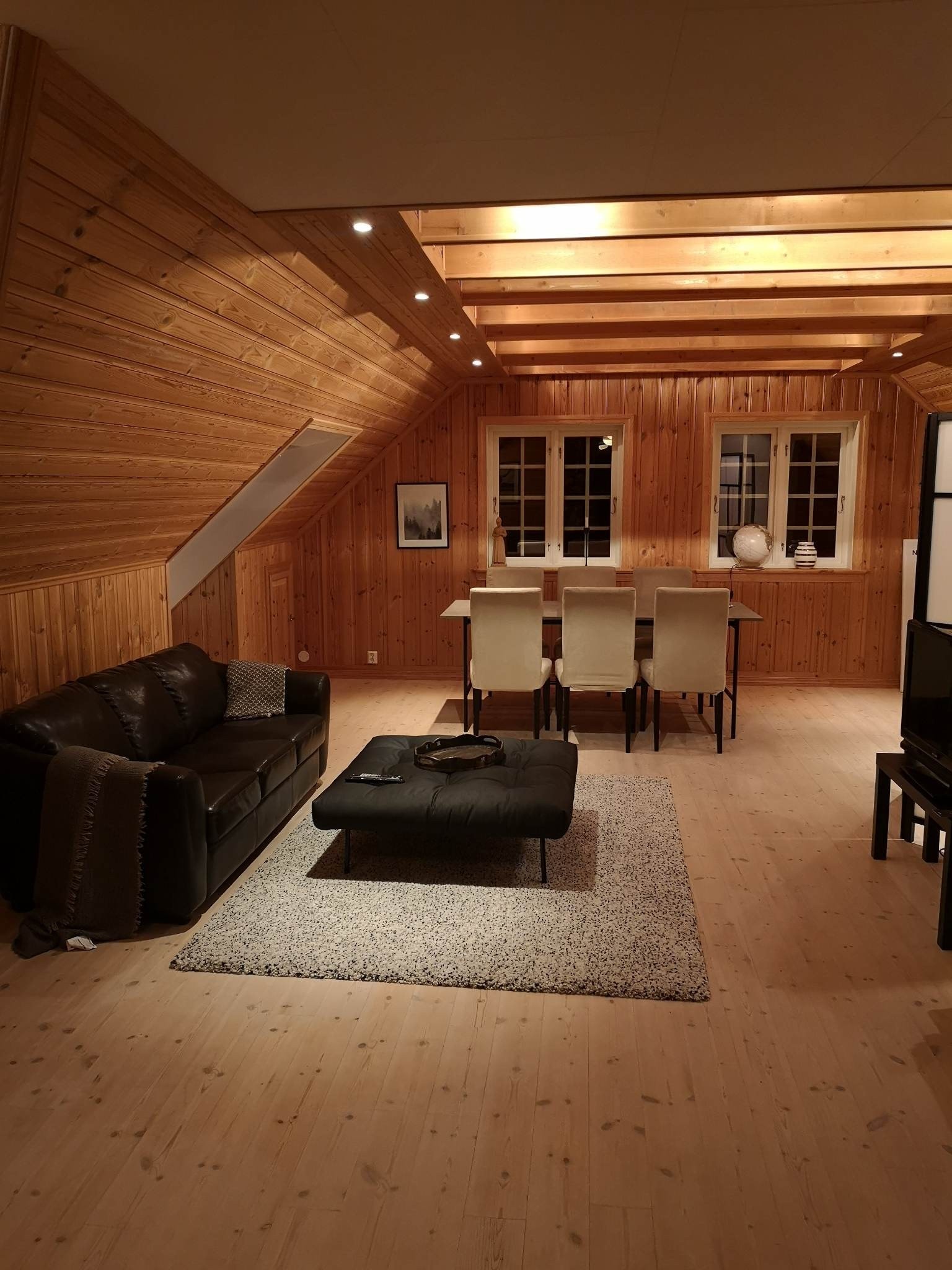 Vi har litt flere møbler i stuen. Kan tilpasses. Galleribilde