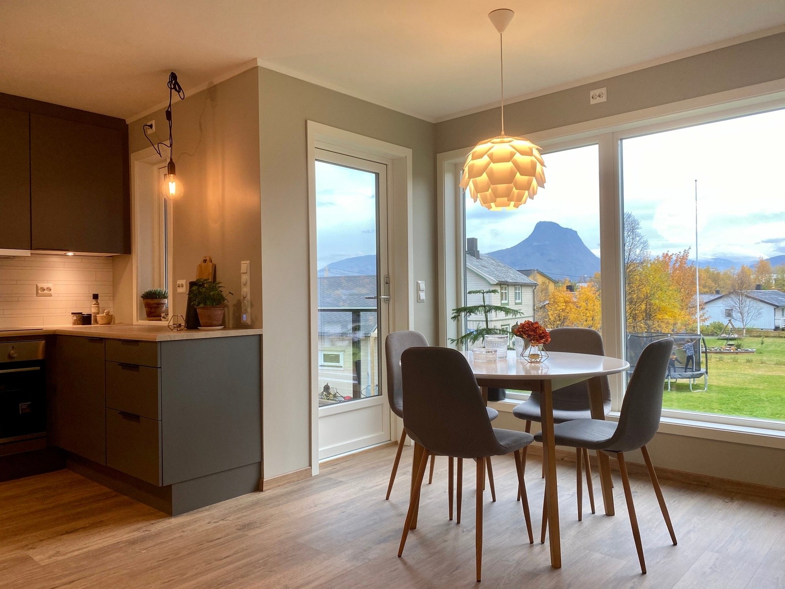 Bilde av kjøkken/stue i endeleiligheten. Bildet er tatt fra byggetrinn 5 på Hansvoll og leiligheten er lik. Galleribilde