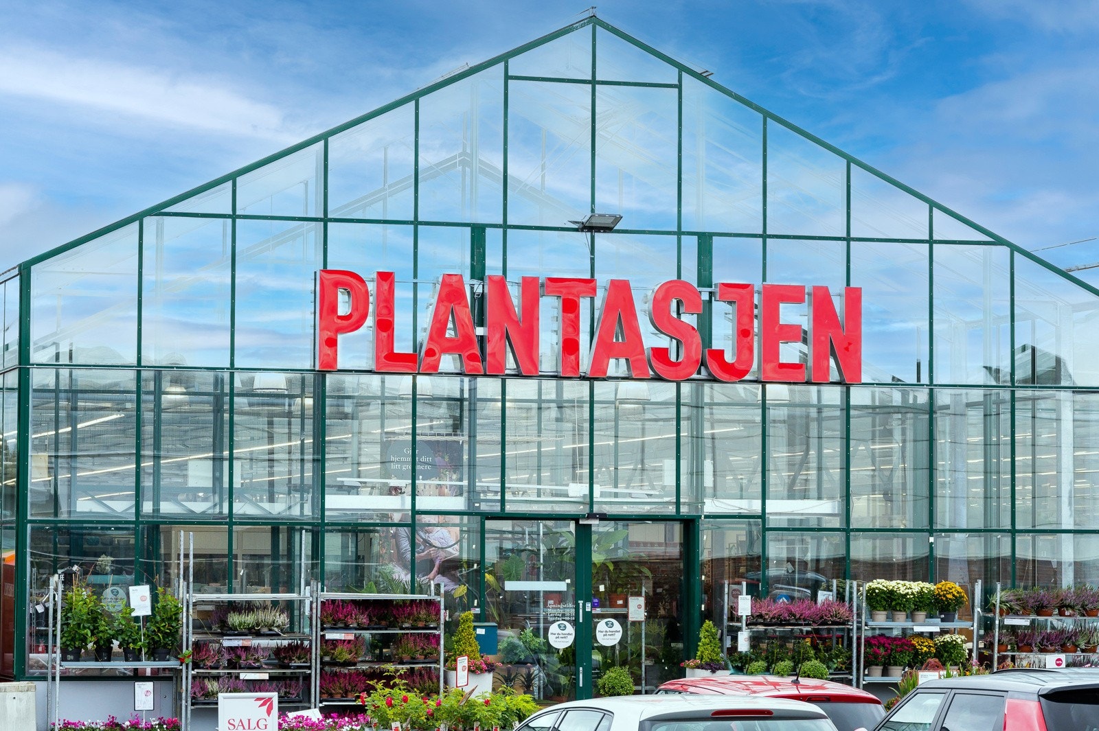Fra eiendommen er det kort vei til Plantasjen, og her finner du blant annet alt du trenger til din nye hage Galleribilde