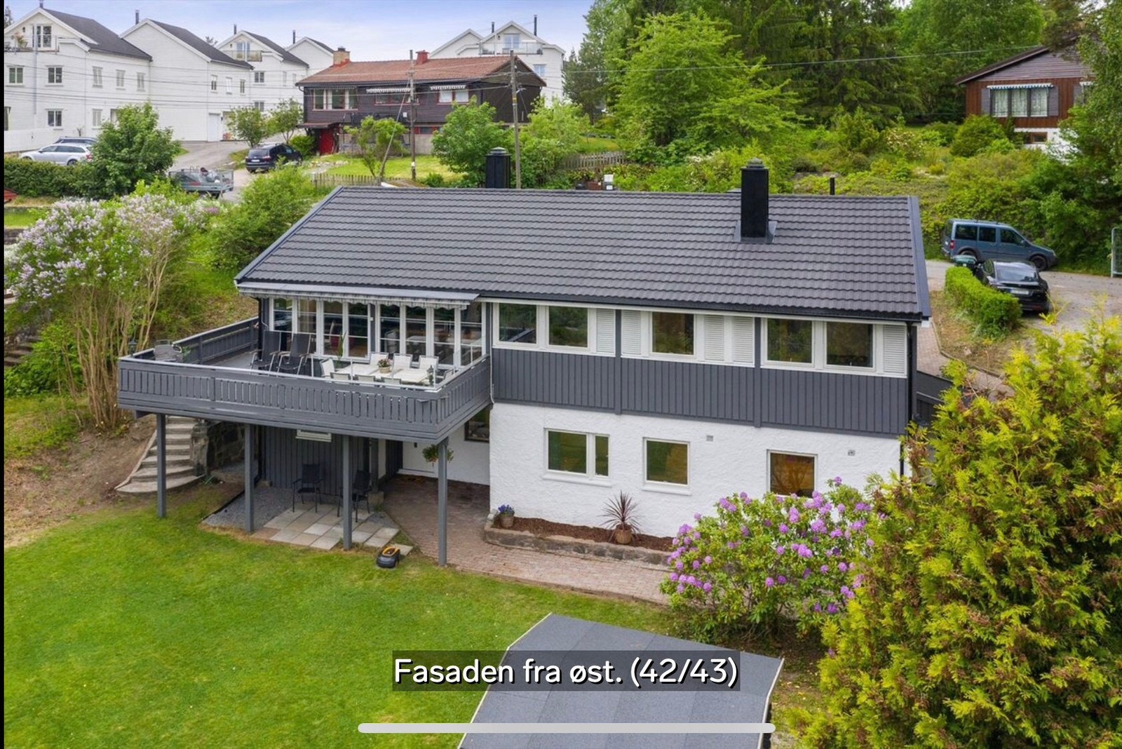 Boligen ligger høyt i terrenget innerst i en blindvei med luftige omgivelser. Galleribilde