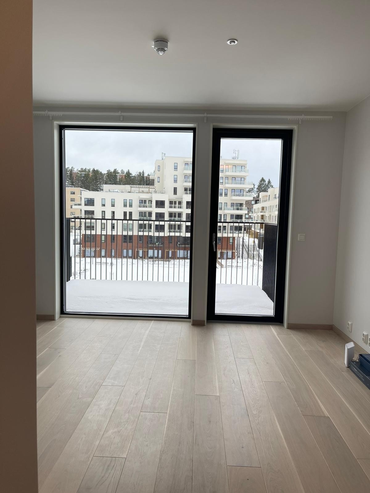 STUE, EKSKLUSIV, ENSTAVS PARKETT I HELE LEILIGHETEN Galleribilde