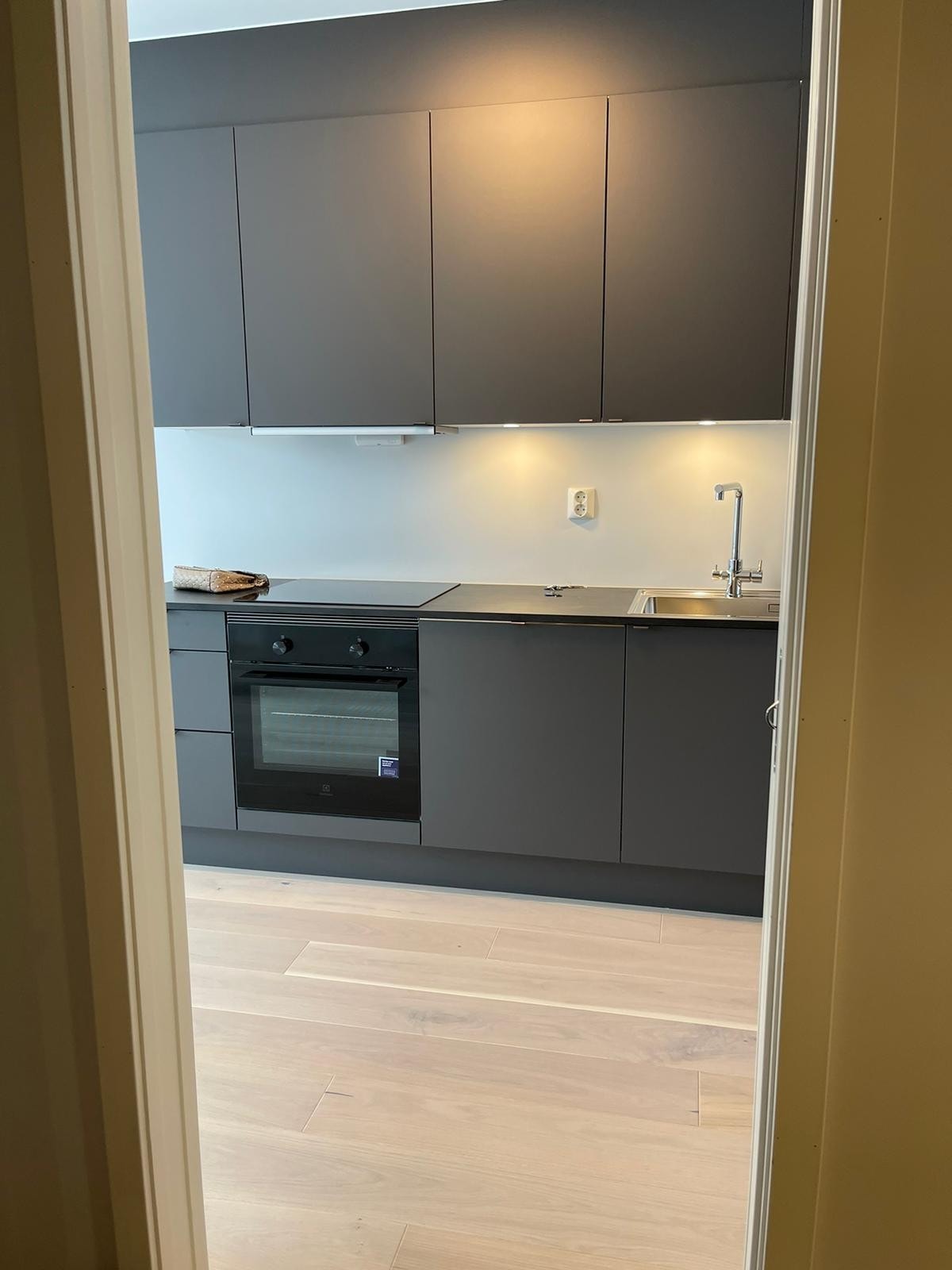 OPPGRADERT KJØKKEN MED OPPGRADERTE EKSLIVE HVITEVARER Galleribilde