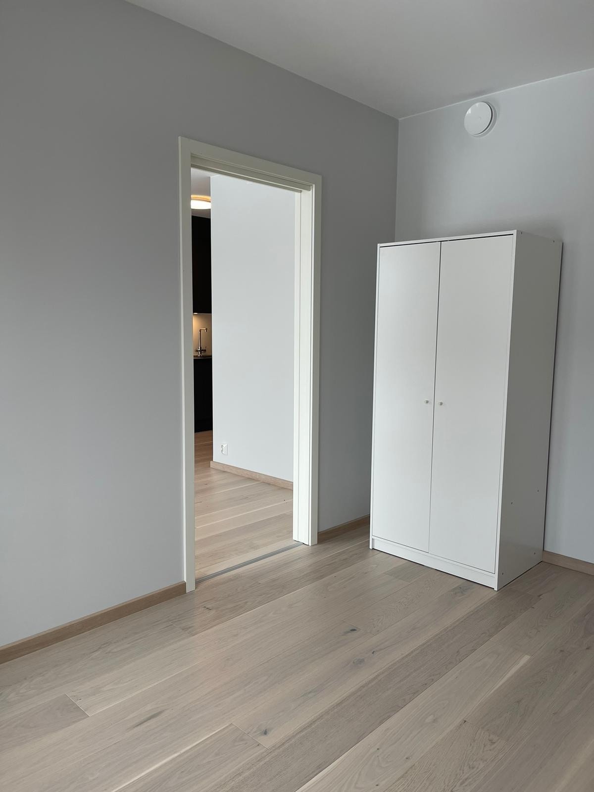 SOVEROM MED GARDEROBE SKAP Galleribilde