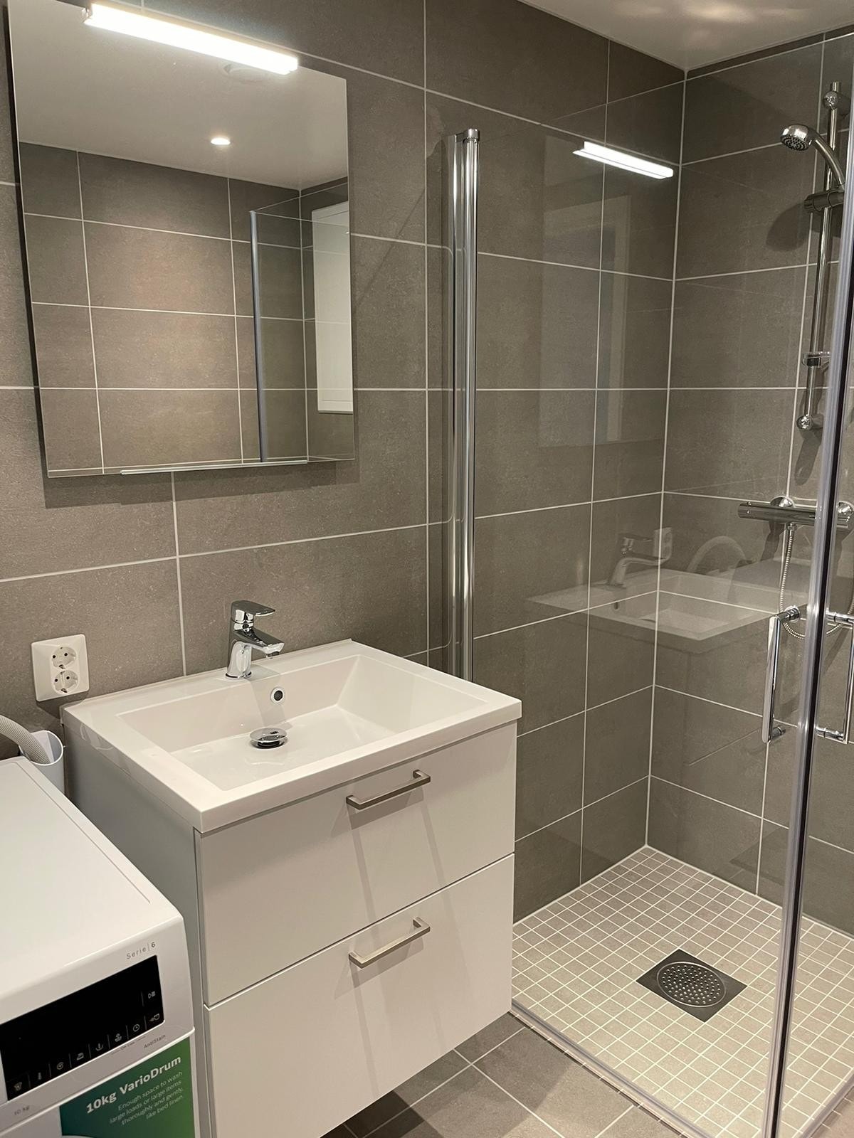 OPPGRADERT STORT BAD MED VASKEMASKIN Galleribilde