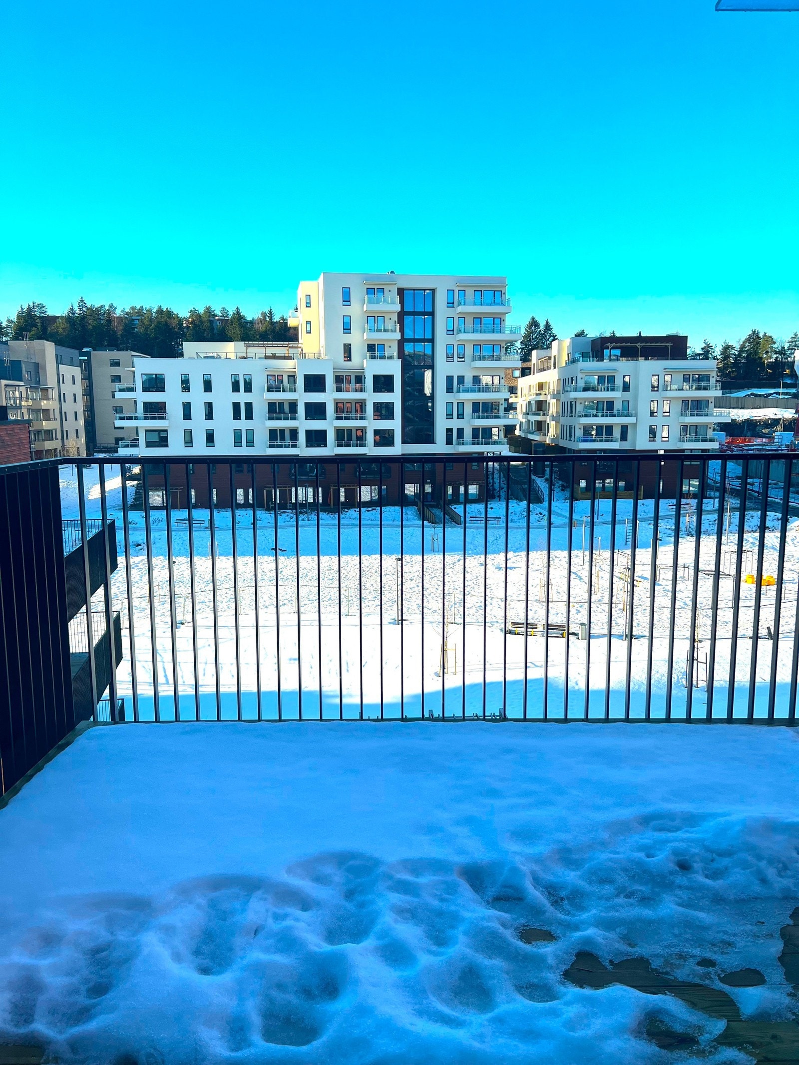 BALKONG MED FLOTT UTSIKT PARK Galleribilde