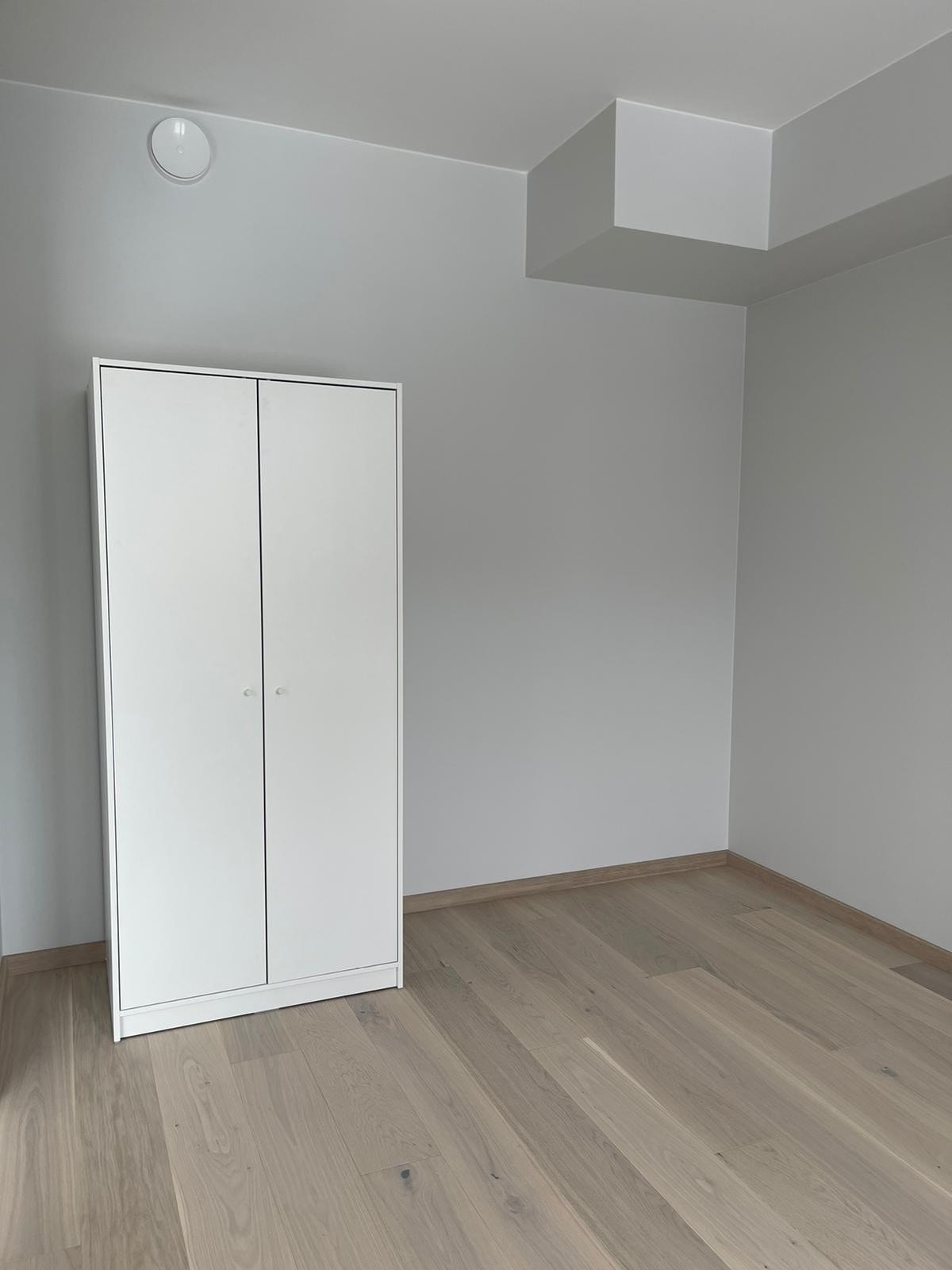 SOVEROM MED GARDEROBE SKAP Galleribilde