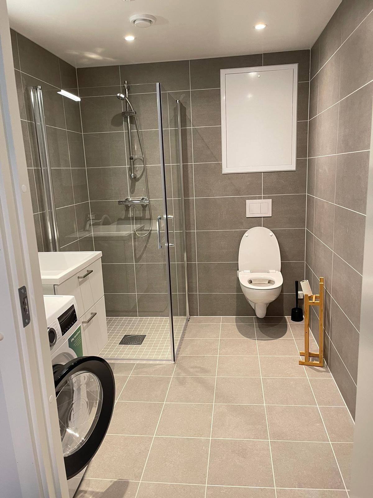 OPPGRADERT STORT BAD MED VASKEMASKIN Galleribilde