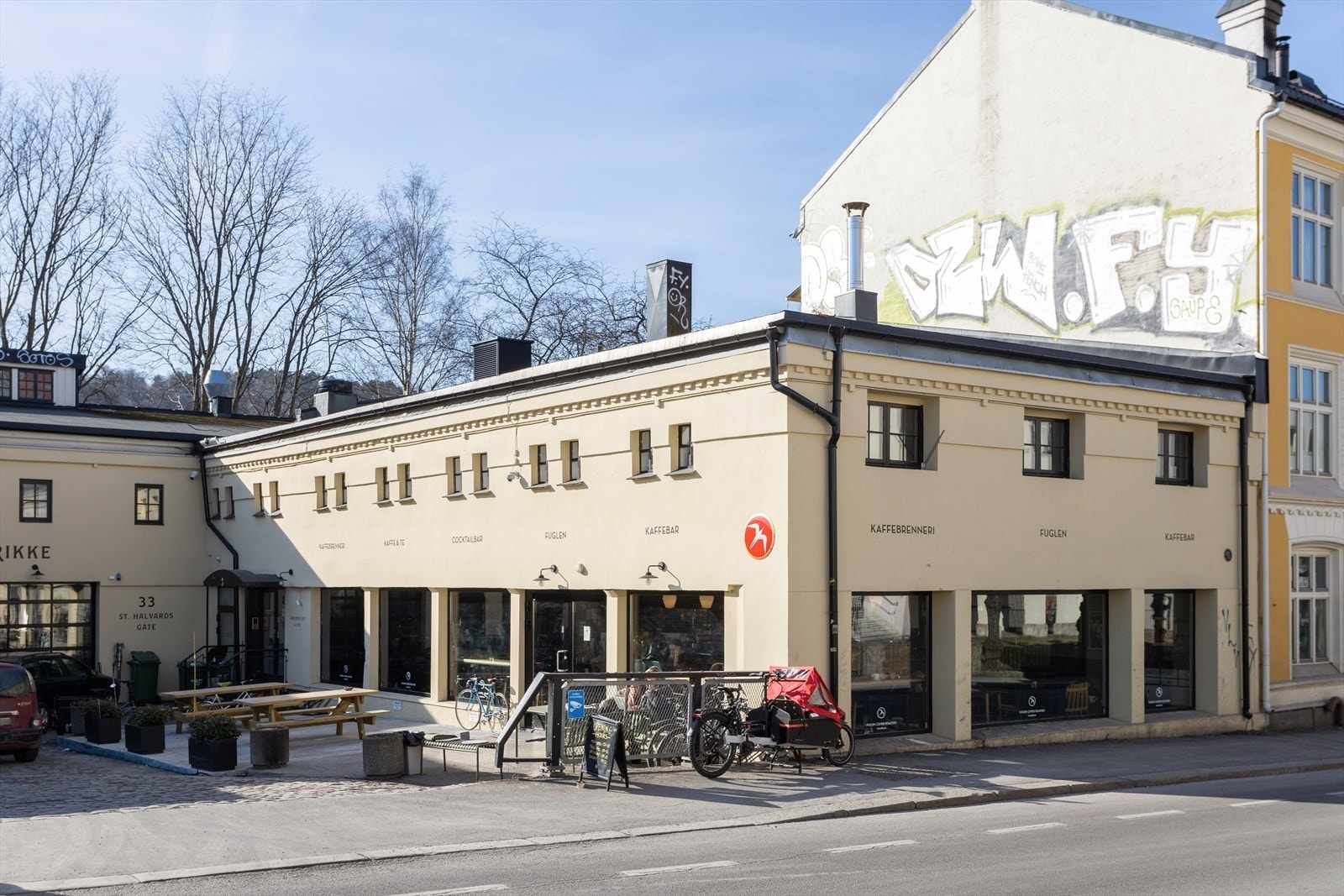 Alt fra morgenkaffe til konsert og cocktails er tilgjengelig på Fuglen rett over veien. Ved siden av ligger også den nyåpnede restauranten ZZ pizza. Galleribilde