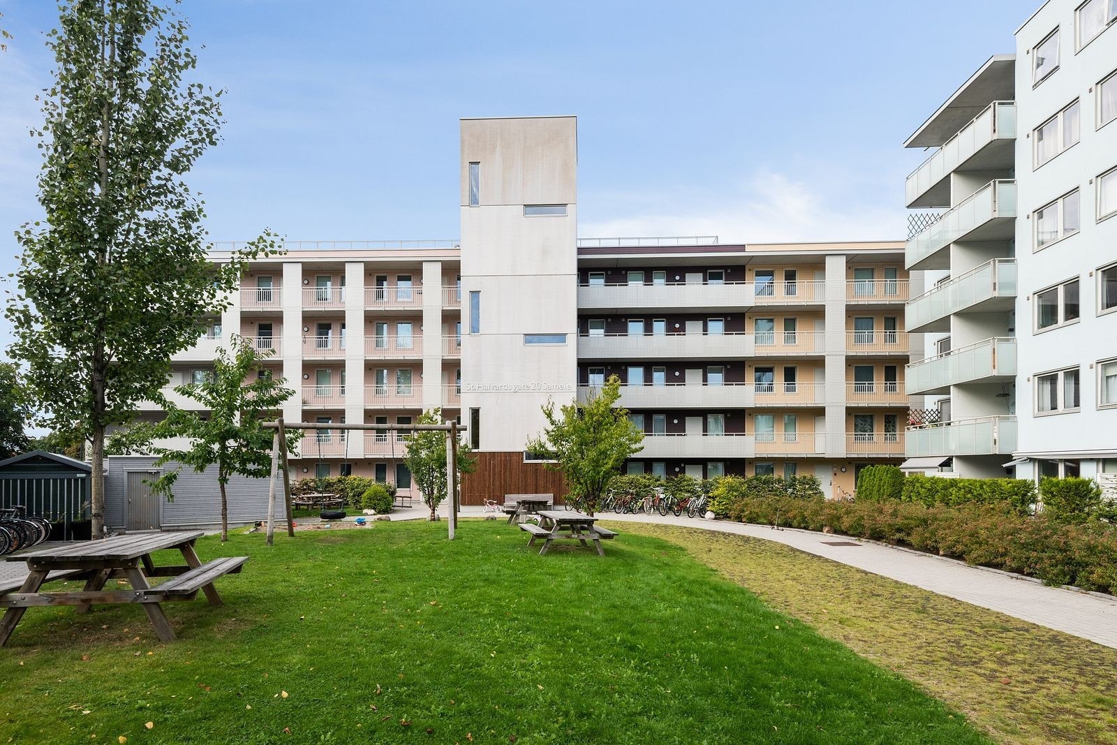 P-plassen ligger på baksiden av sameiet Galleribilde