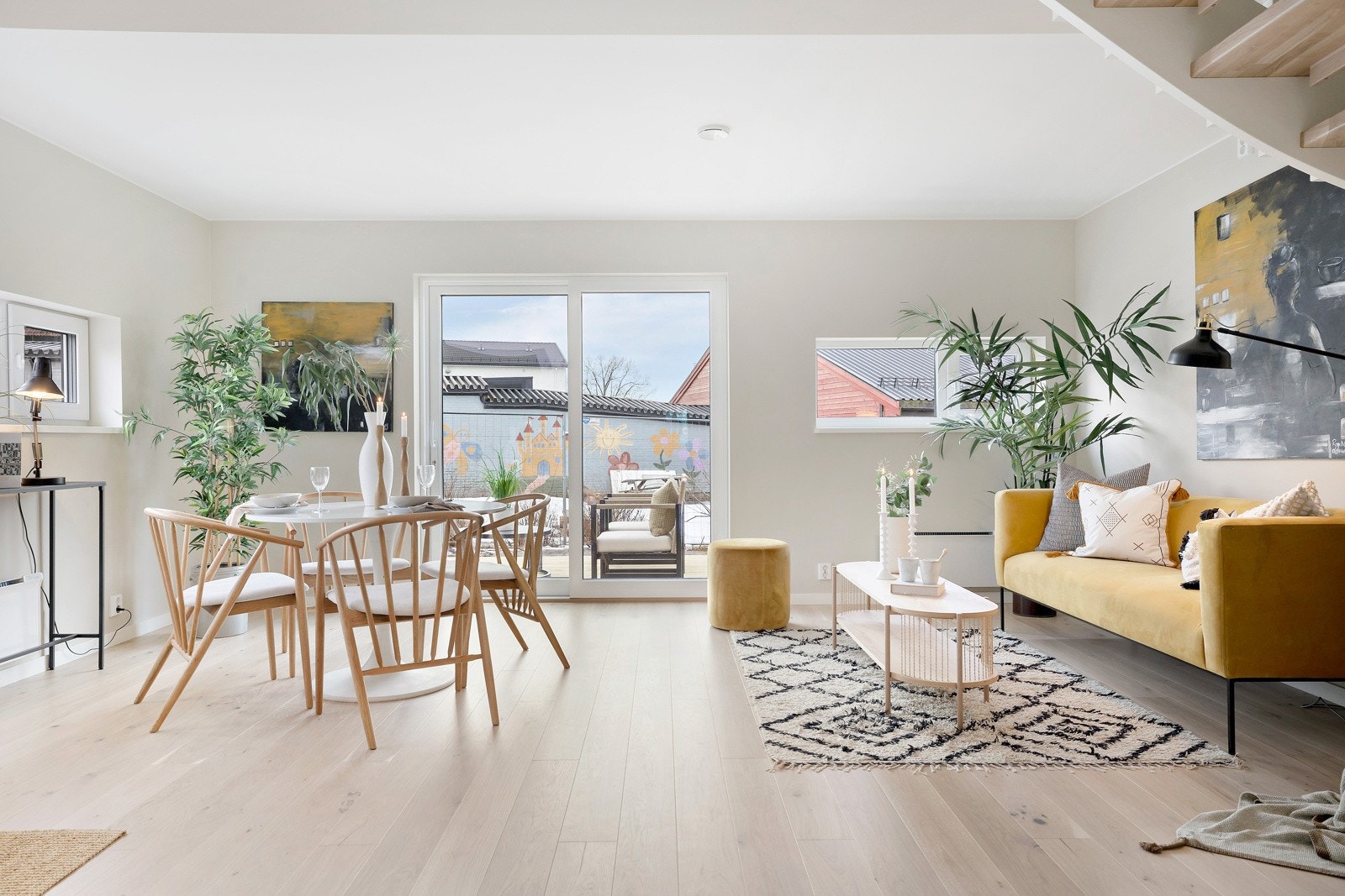 Stue og kjøkken er i en åpen og velfungerende løsning med god plass til sofagruppe og spisebord Galleribilde