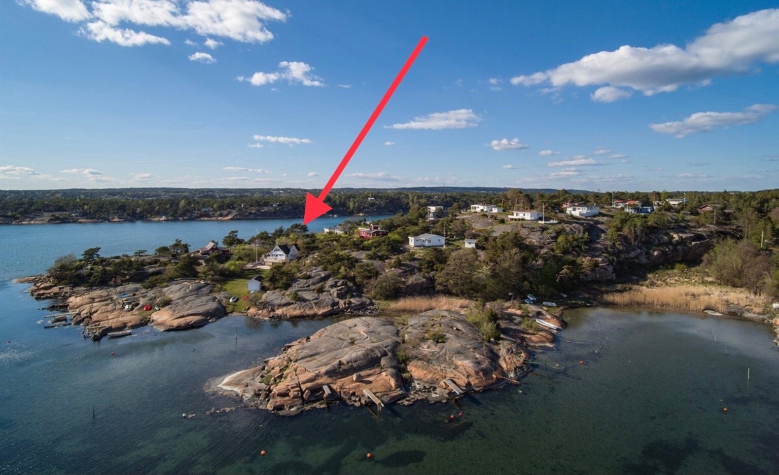 Hytta ligger idyllisk ytterst på Ølbergtangen ved Enhus på Kråkerøy. Skjermet med stor terrasse, hage og egen strand ved friområde. Galleribilde