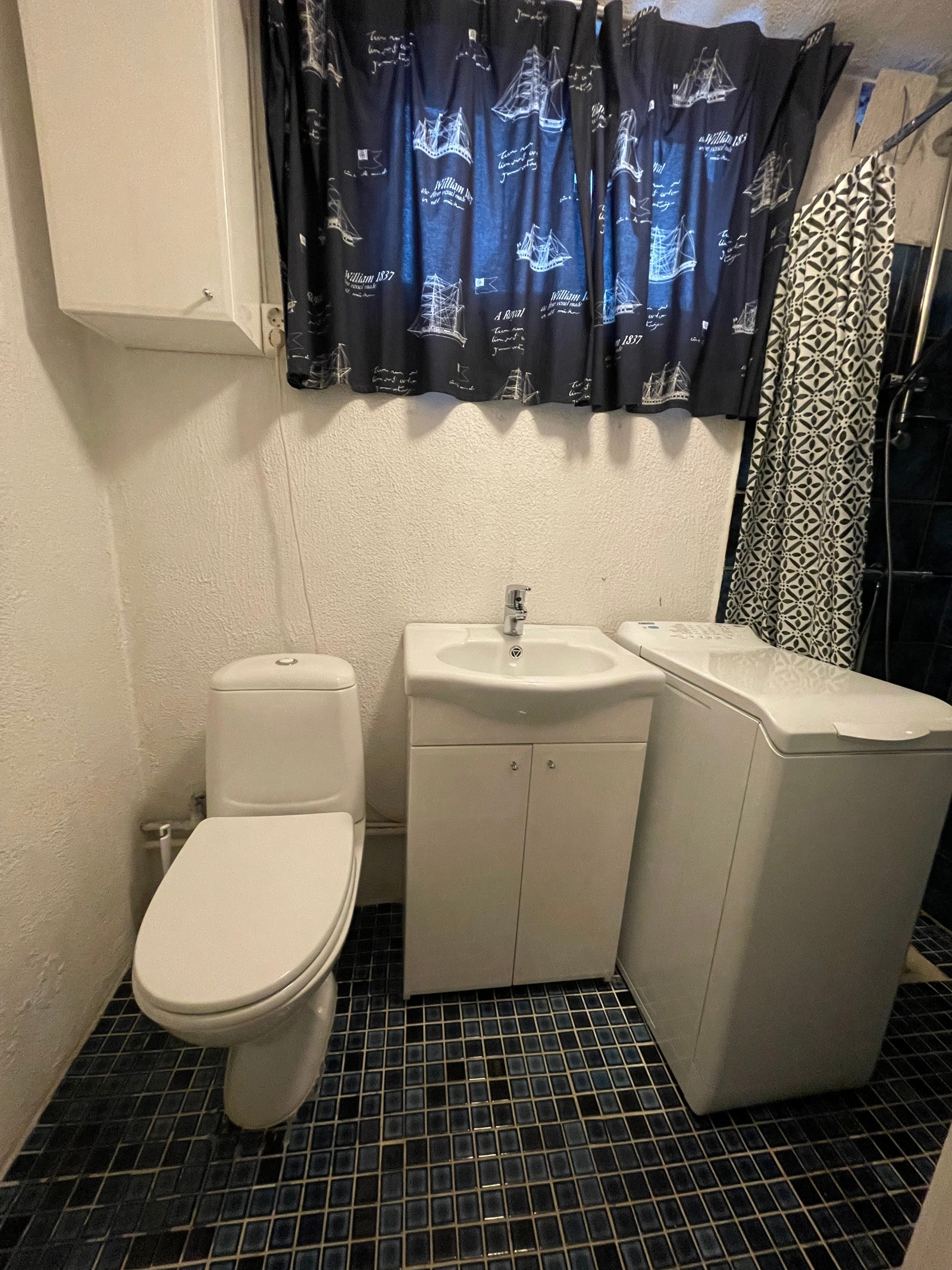 Bad m/wc, vaskemaskin og dusj Galleribilde