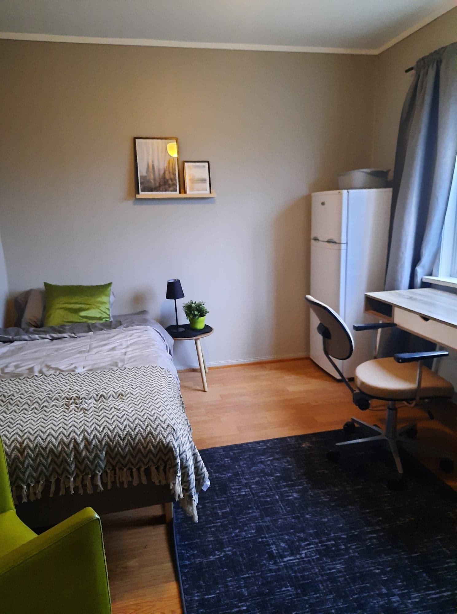 Soverom 1, det er 2 tilsvarende størrelse. Totalt 3 soverom Galleribilde