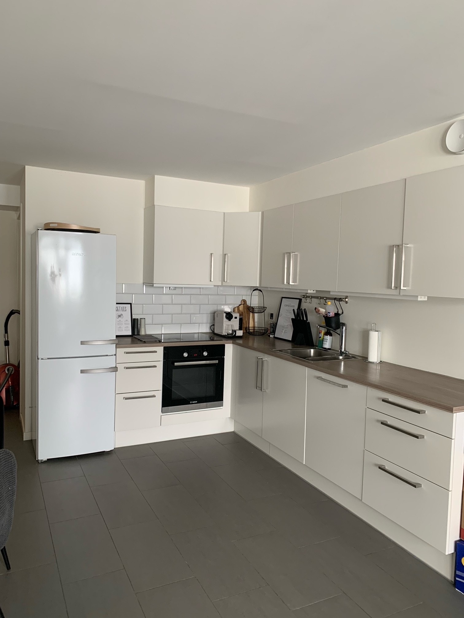 Kjøkken med hvitevarer Galleribilde