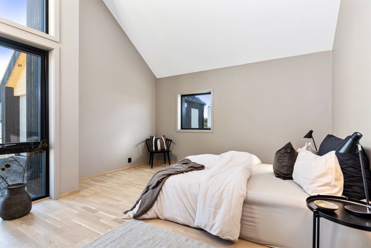 Ene soverommet viderefører den minimalistiske stilen med skrå himling.