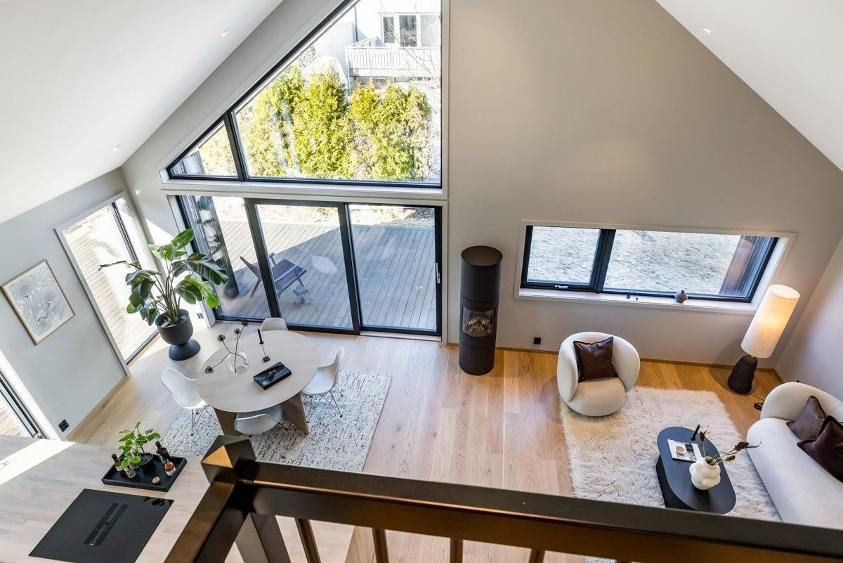 Bilde fra hems mot stue/kjøkken. Den høye takhøyden gjør at boligen føles god og romslig.
