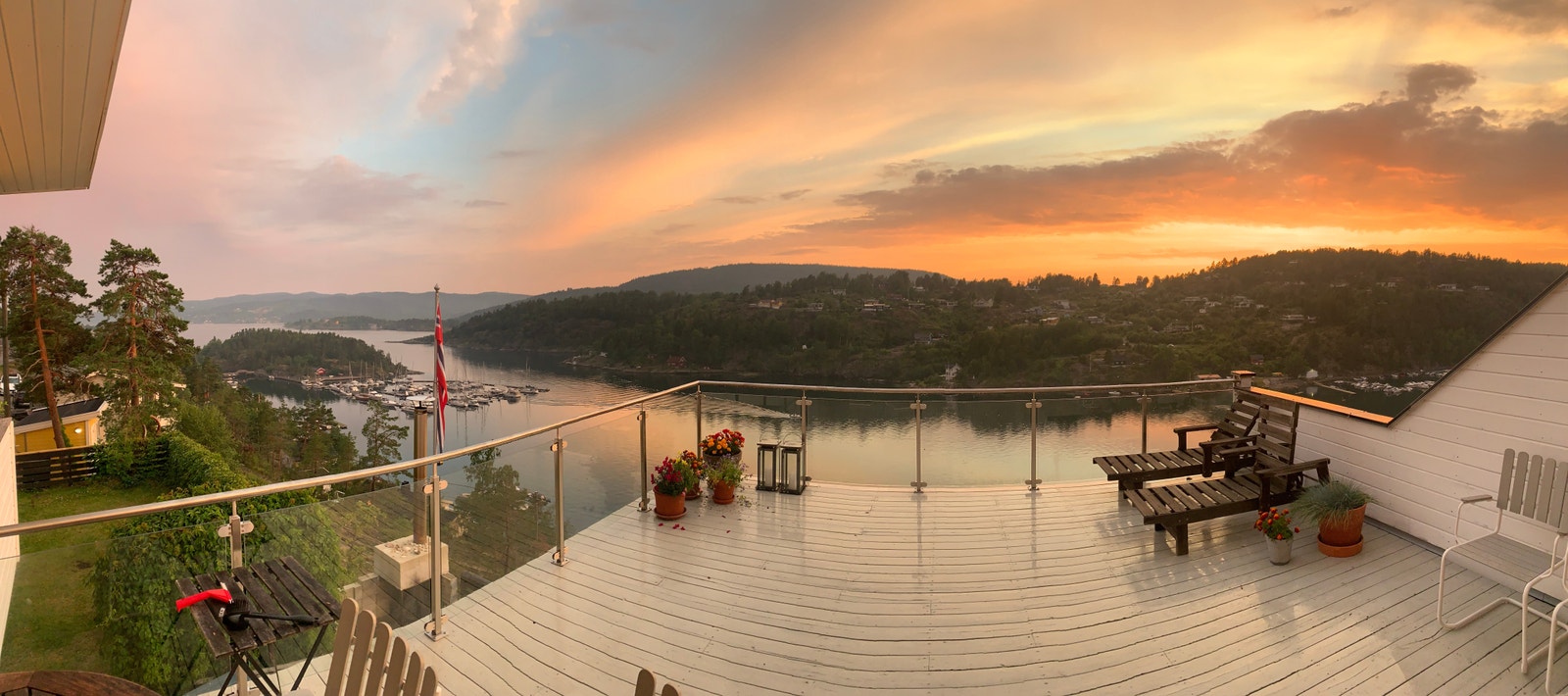 Stemningsbilde fra terrassen klokken 22 en julikveld Galleribilde