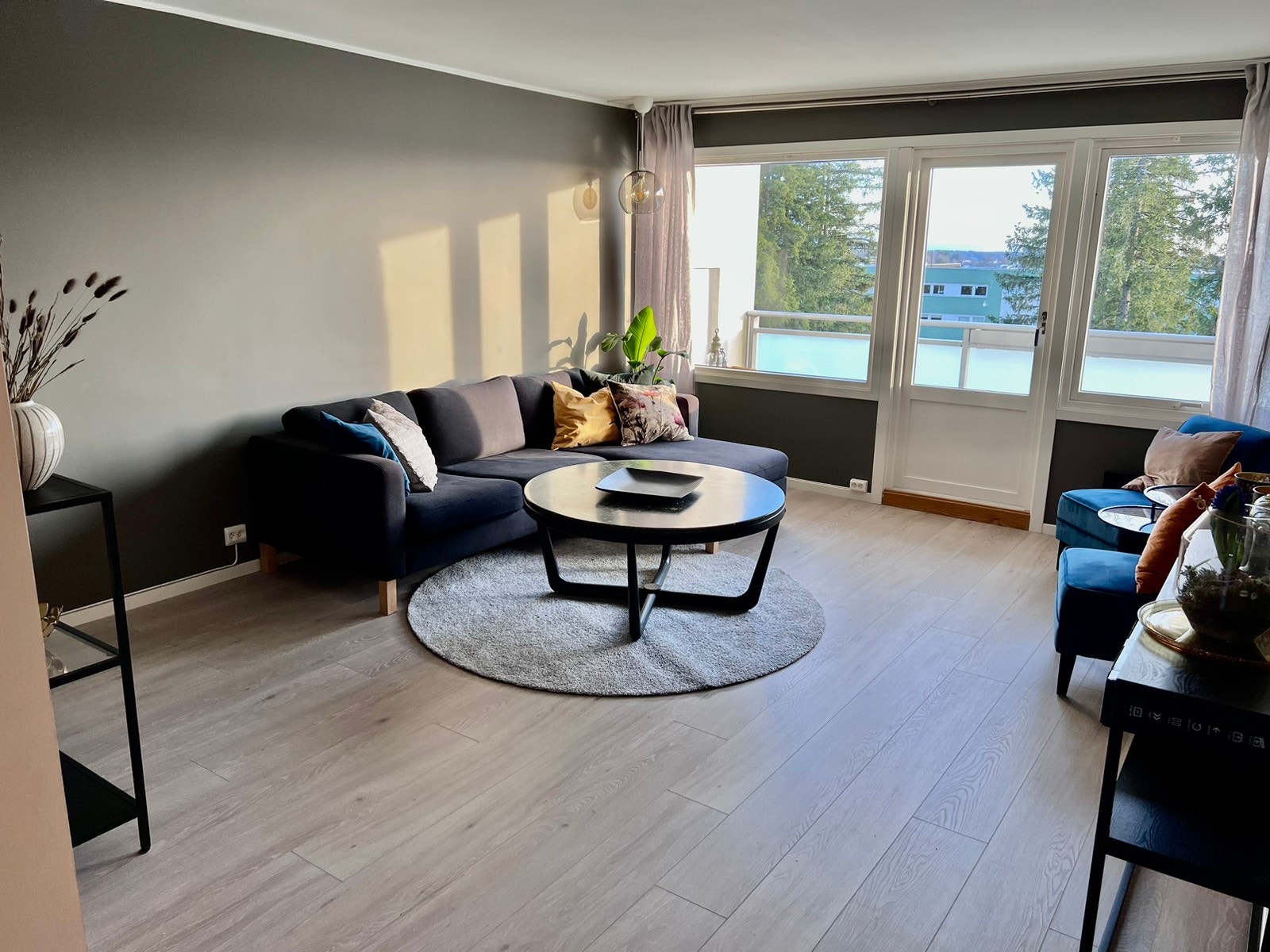 Stor, lys og solrik stue Galleribilde