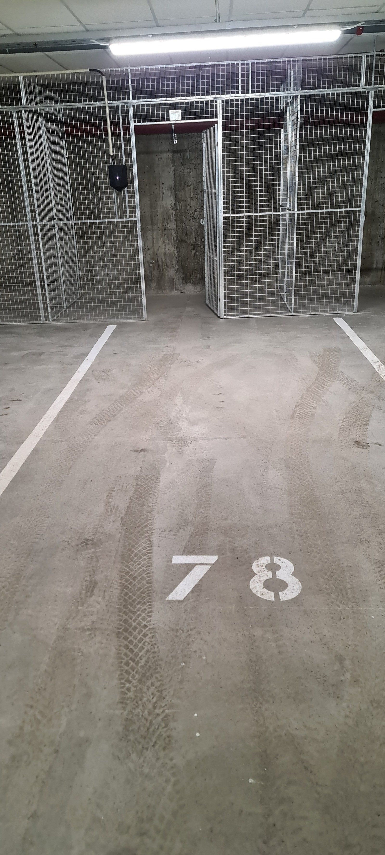 Parkering m/Elbil lader og sportsbod. Galleribilde